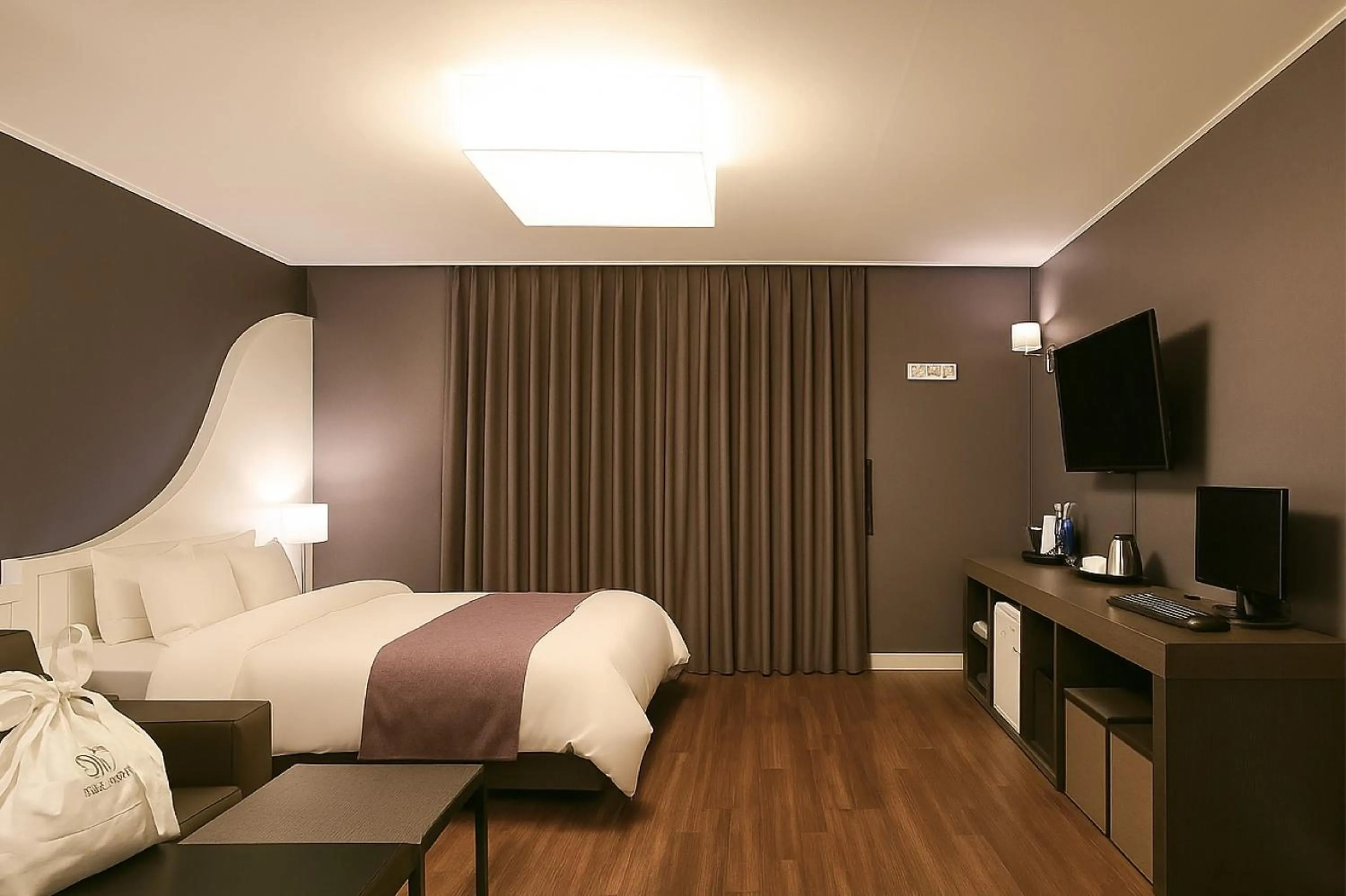 Bed in Seosan Modern Hotel