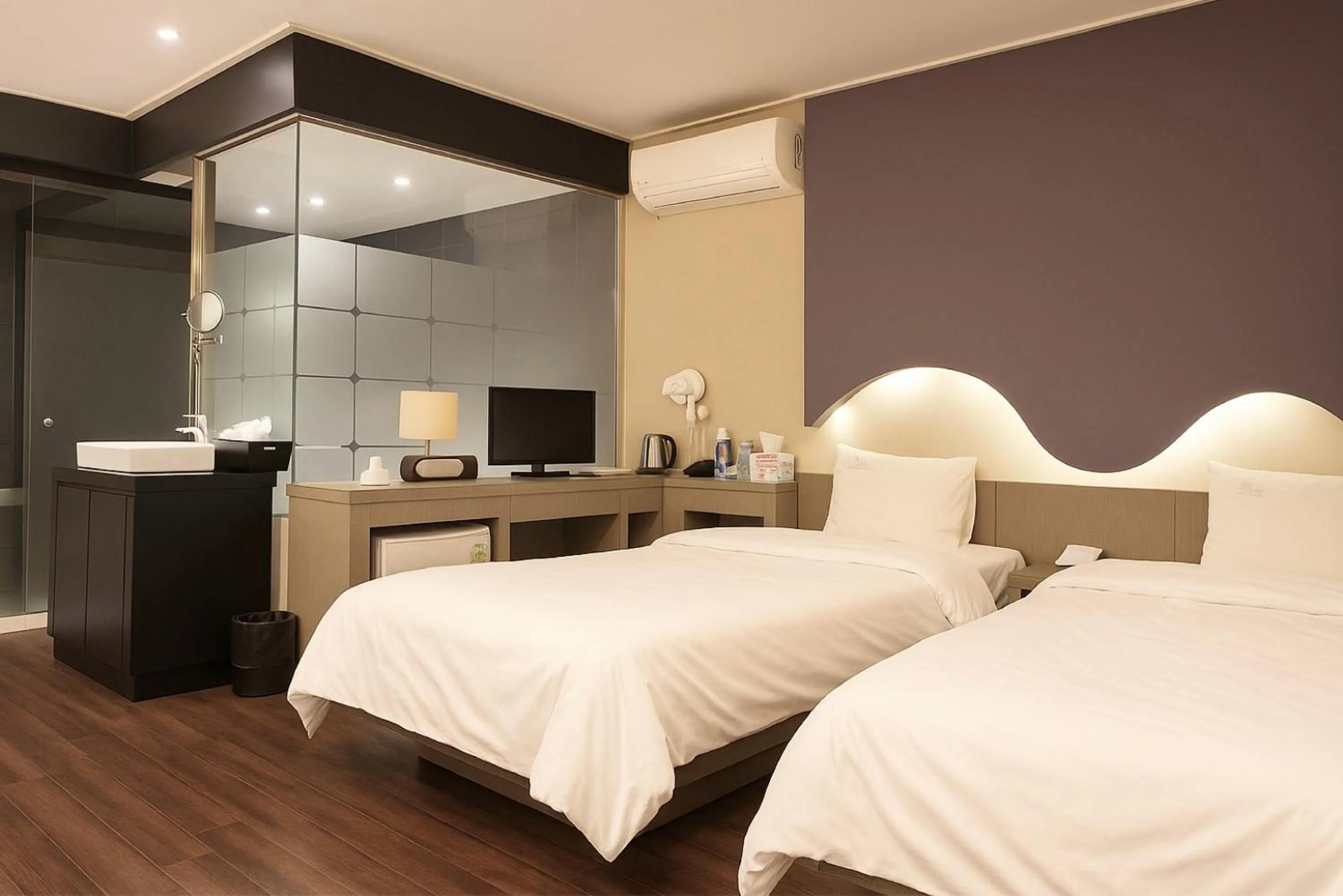 Bed in Seosan Modern Hotel