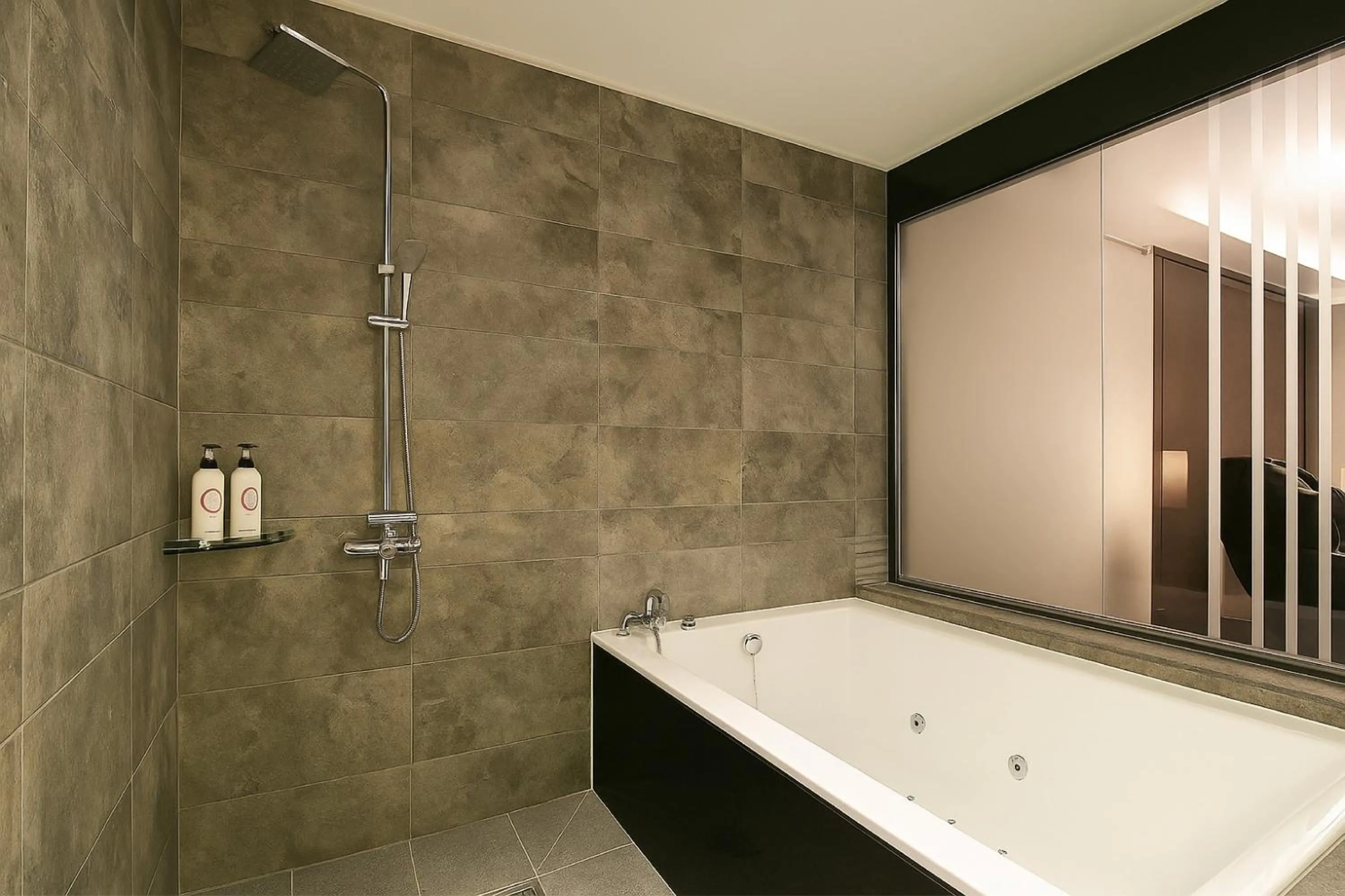 Shower in Seosan Modern Hotel