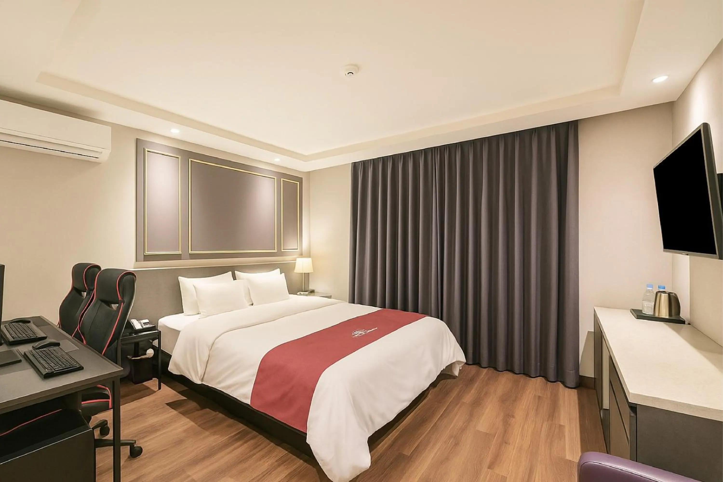 Bed in Seosan Modern Hotel