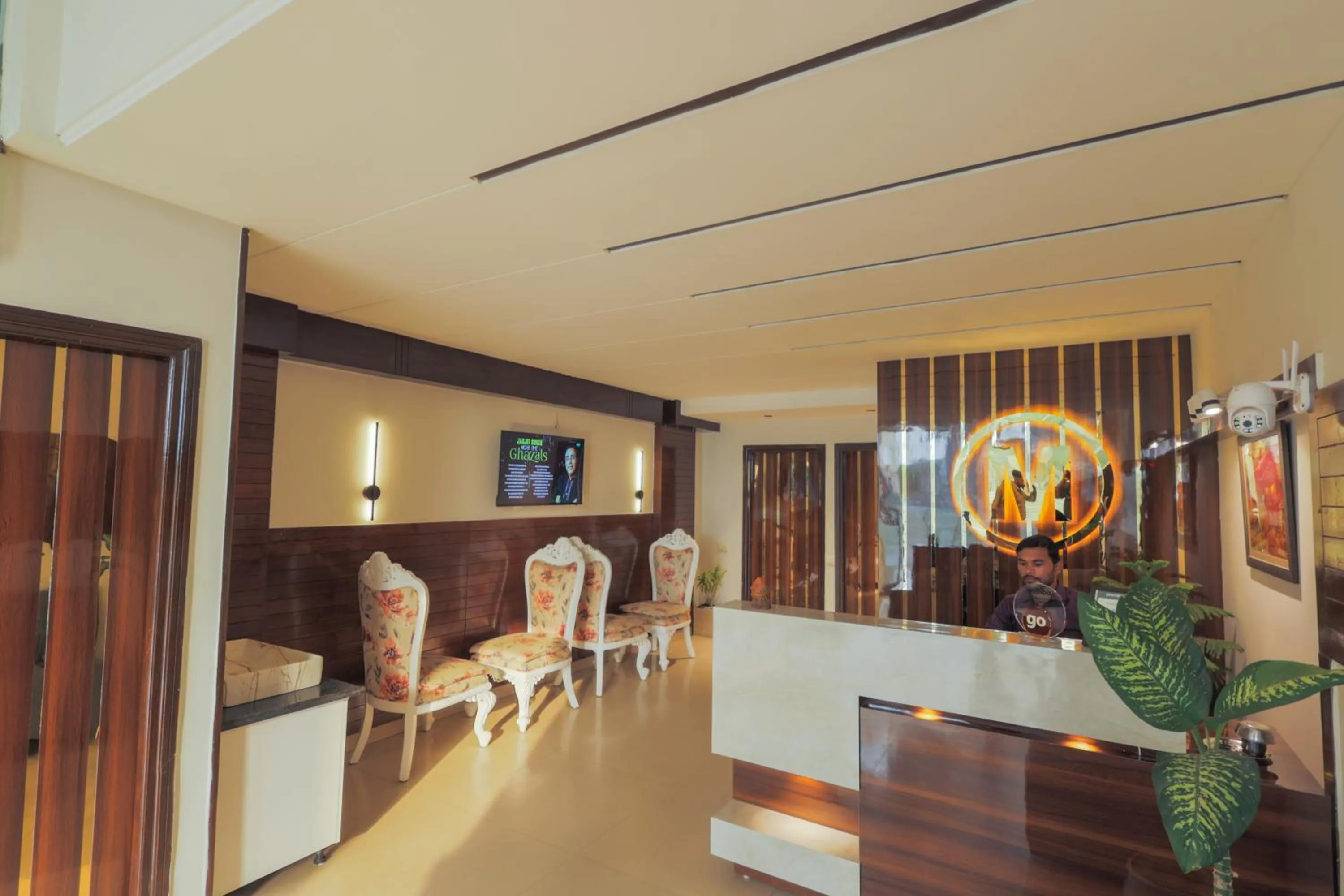 Communal lounge/ TV room in Hotel Maharani Regency