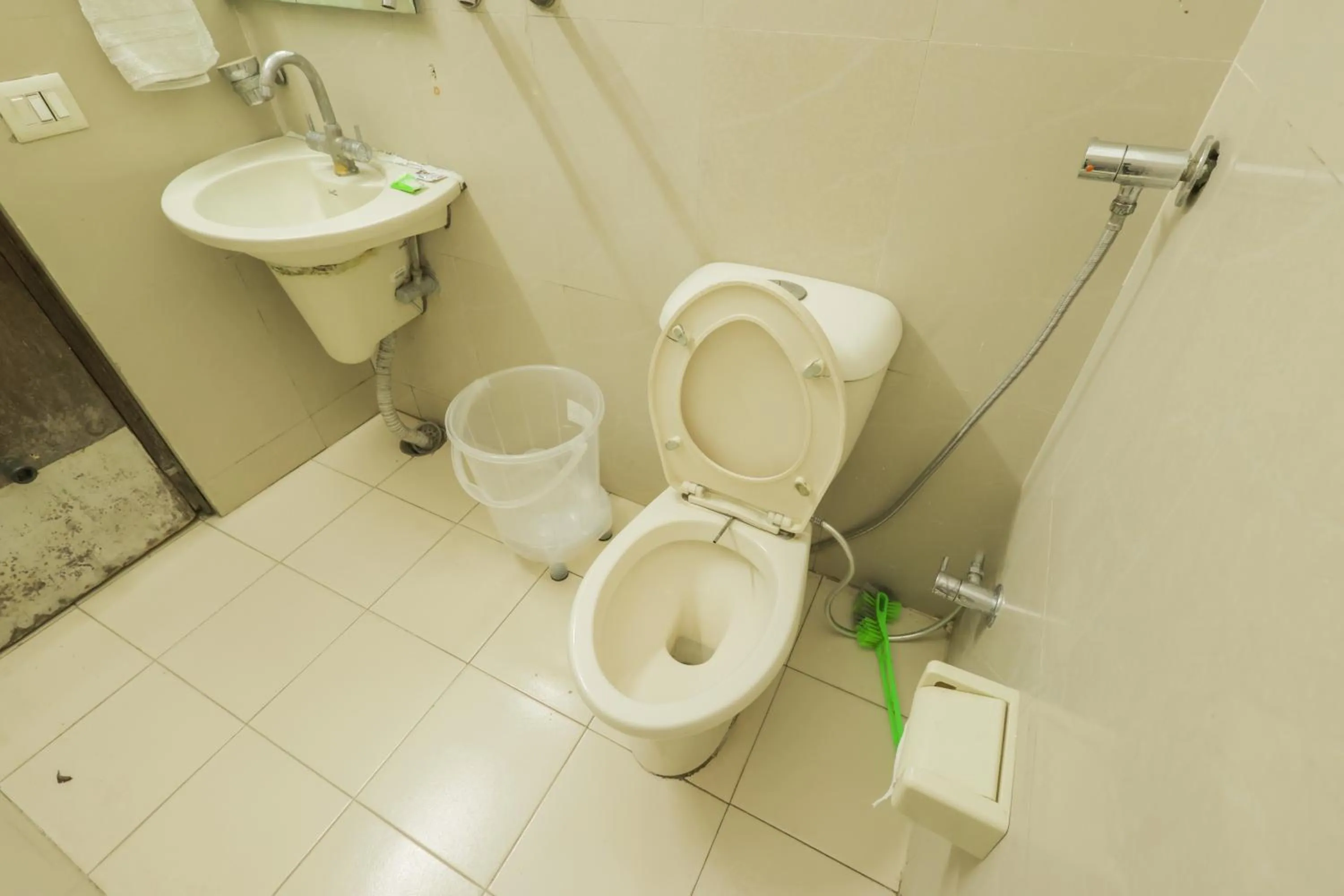 Toilet in Hotel Maharani Regency