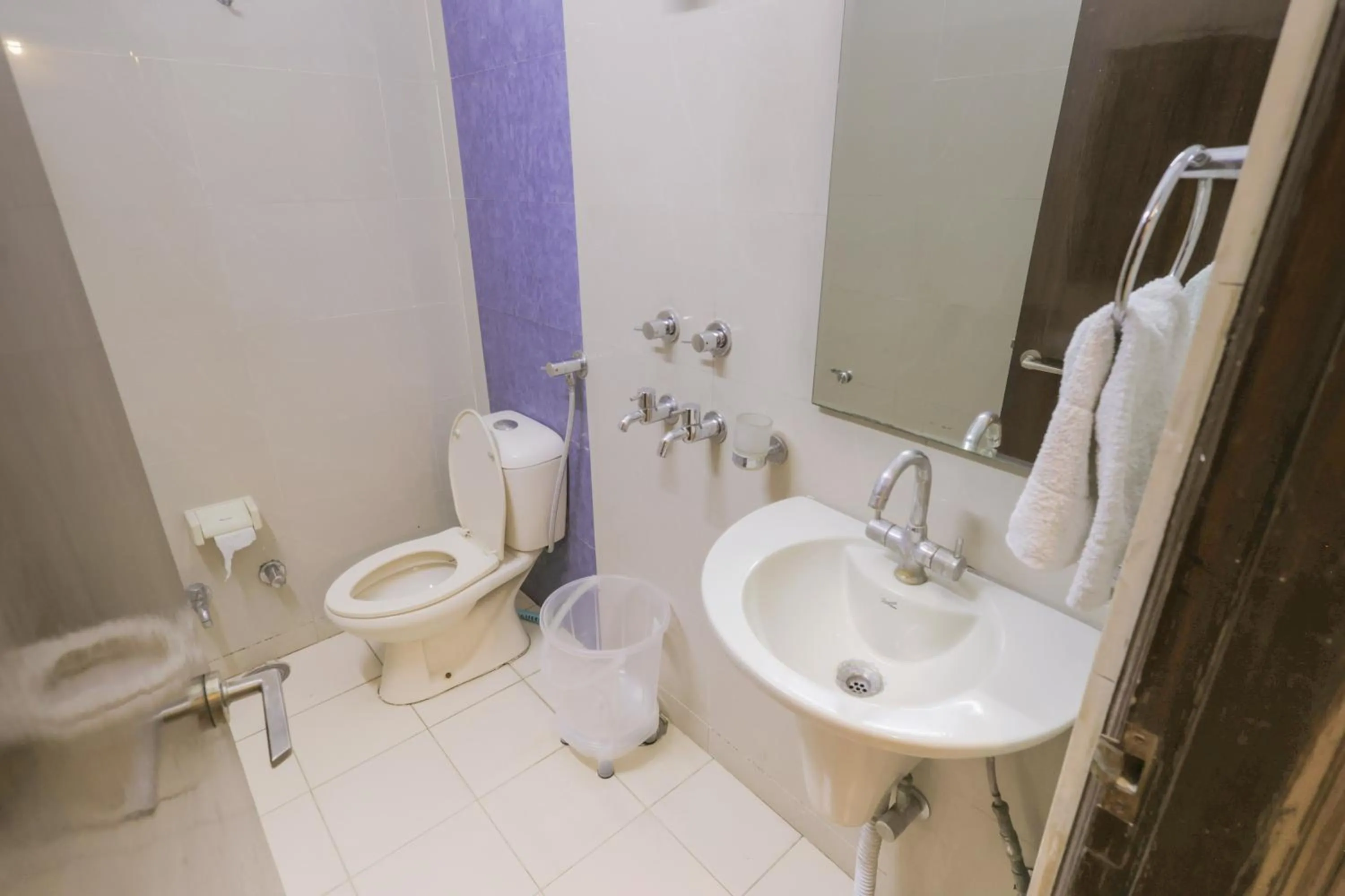 Toilet in Hotel Maharani Regency