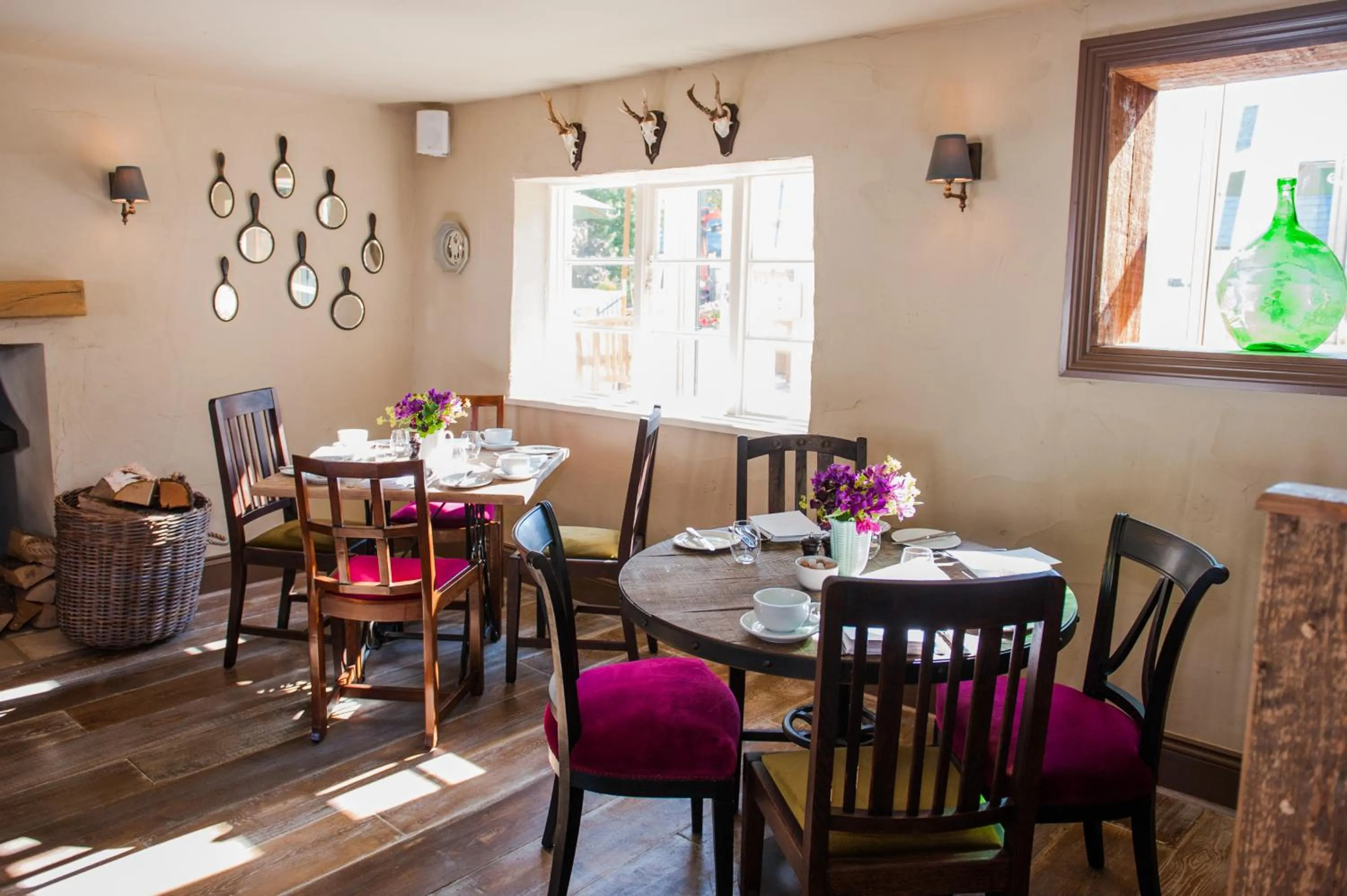 Restaurant/places to eat in The White Hart, Overton
