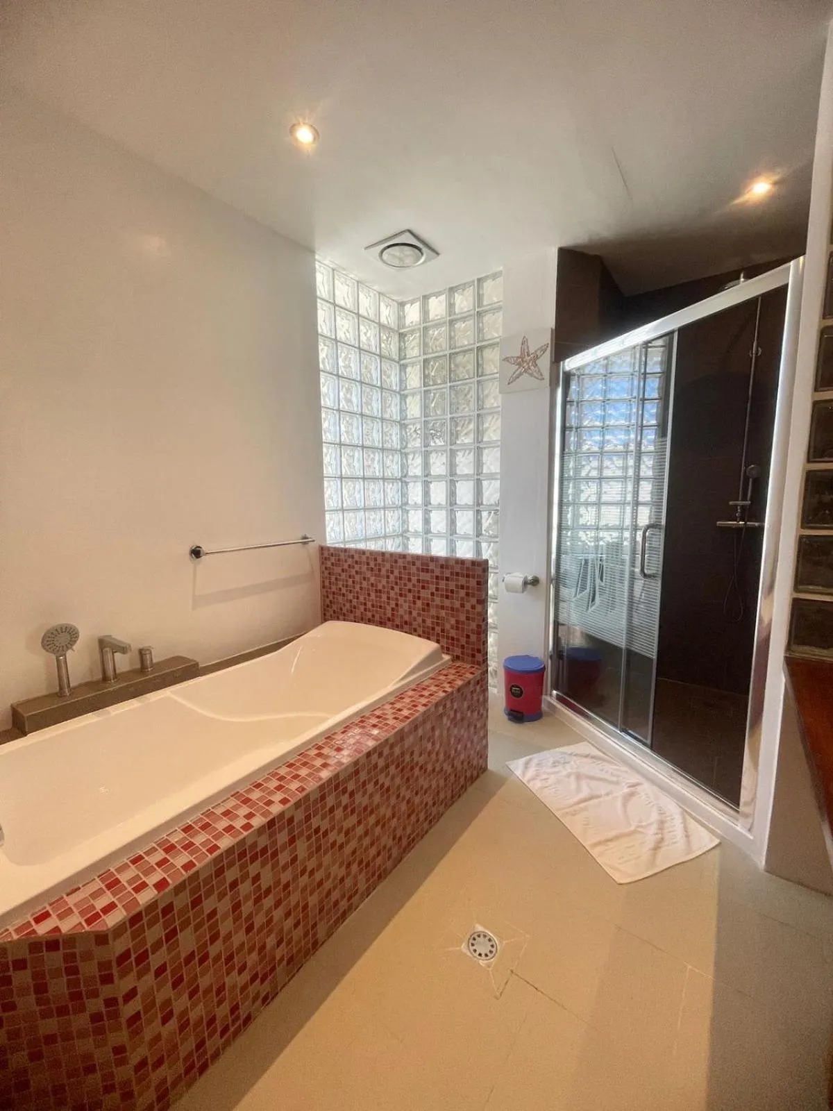 Bathroom, Bed in Calypso Beach and Dive Resort