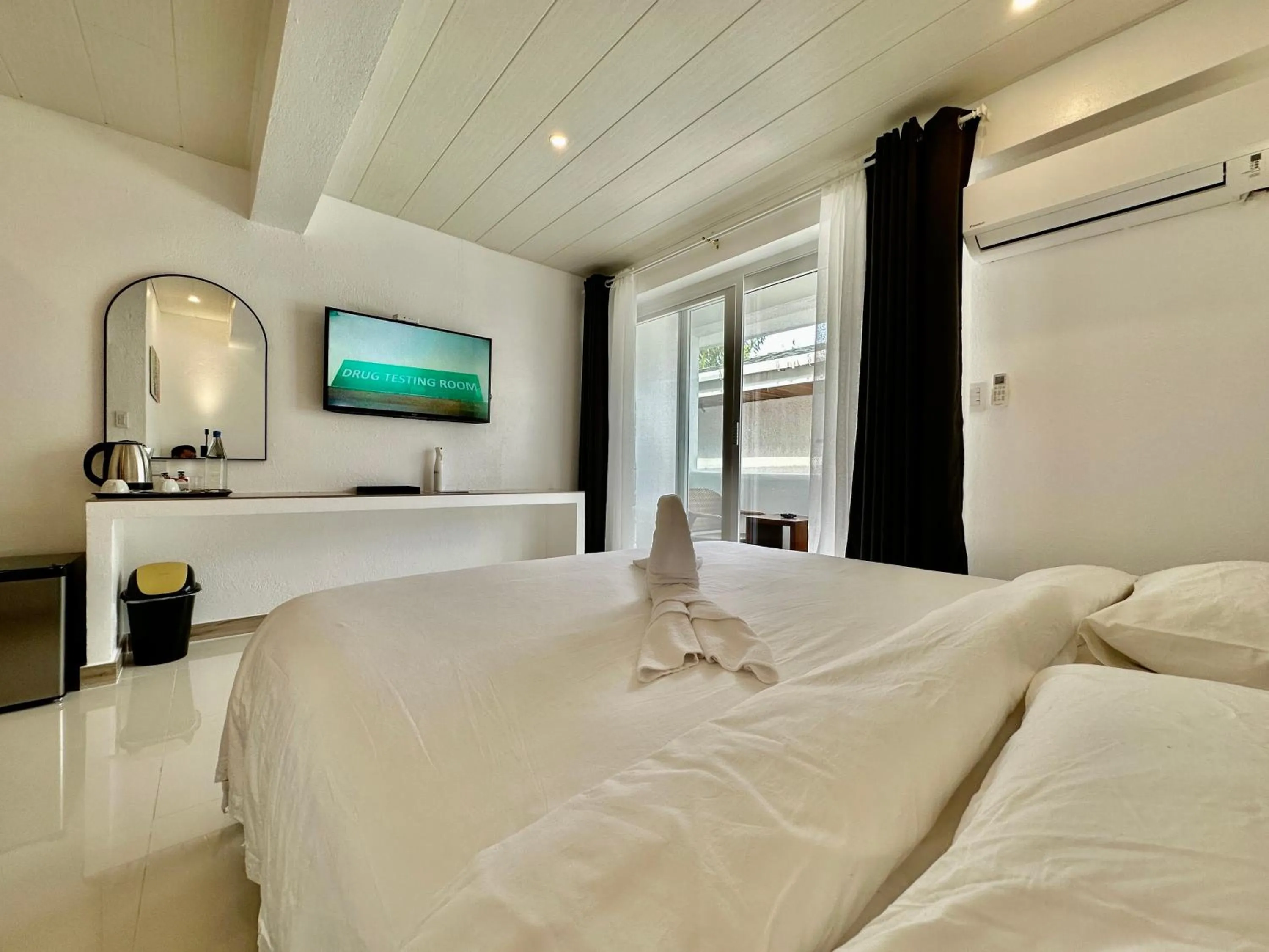 Bedroom, Bed in Calypso Beach and Dive Resort