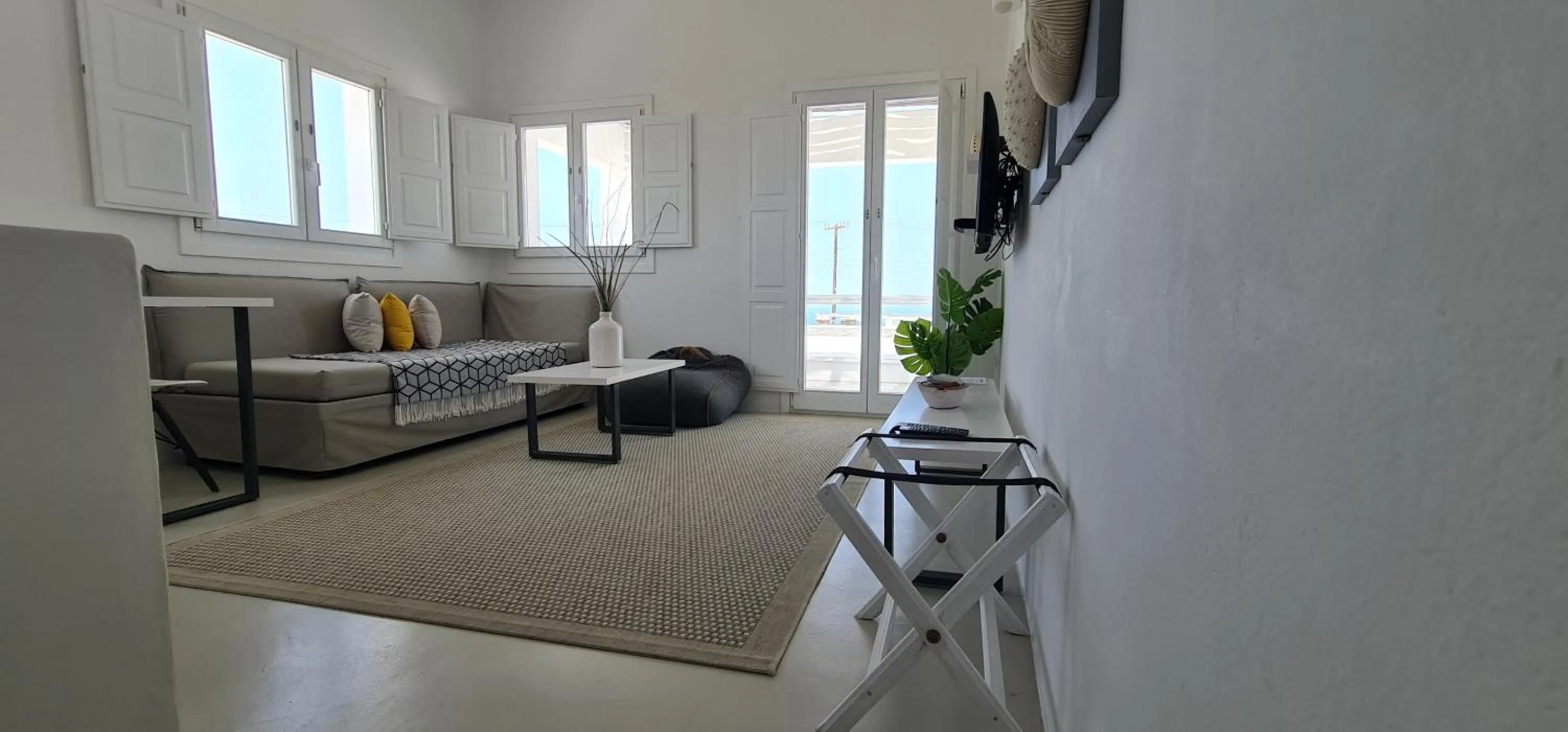 Living room, Bed in Lemon Tree Houses