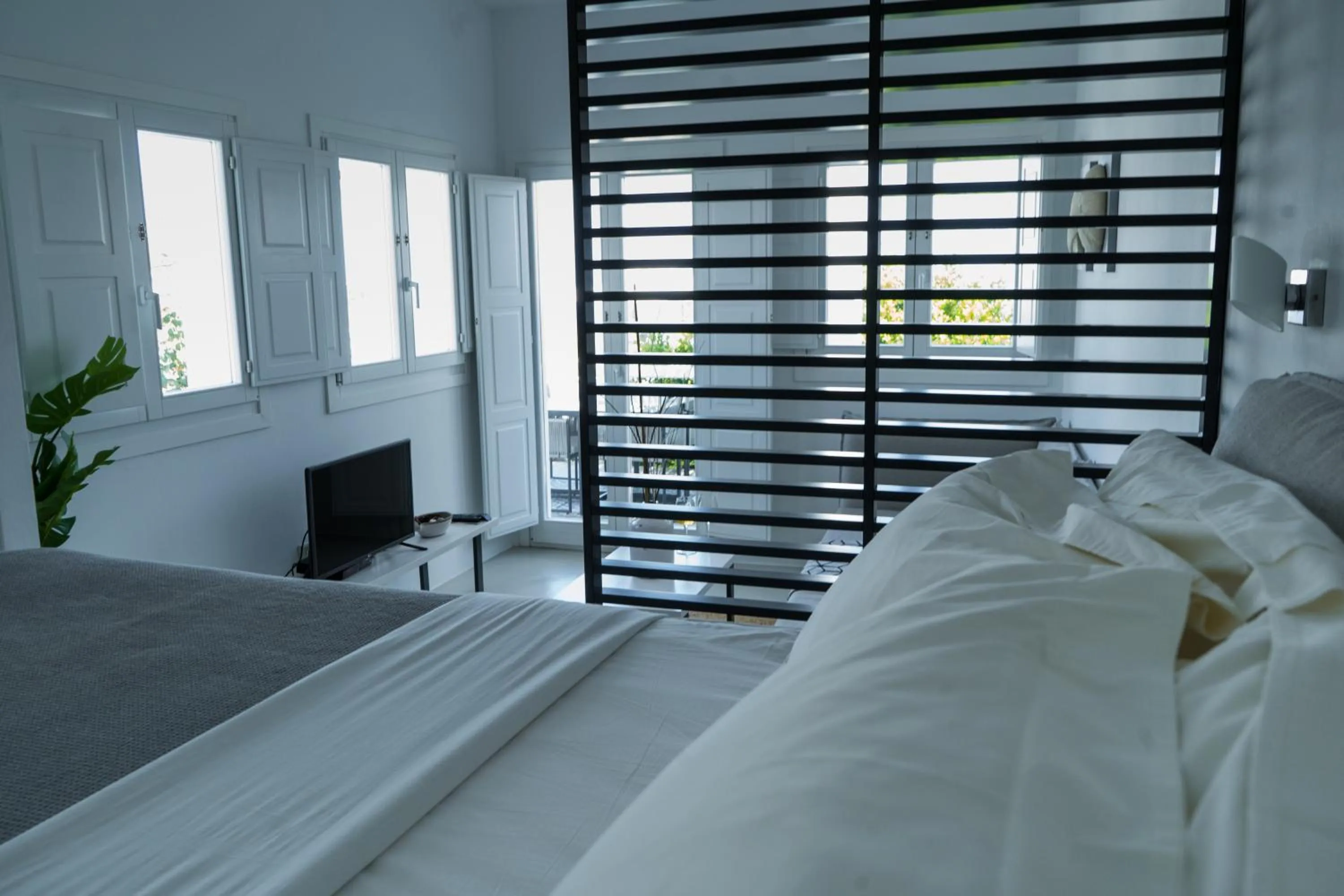 Communal lounge/ TV room, Bed in Lemon Tree Houses