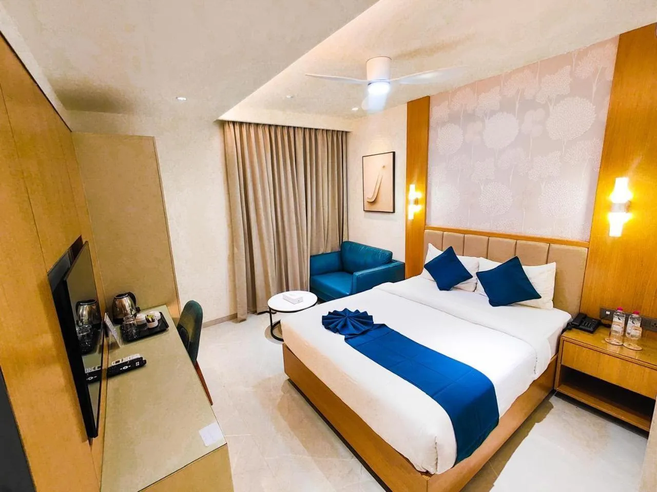 Bedroom, Bed in Hotel TAAR TANGERINE Gachibowli