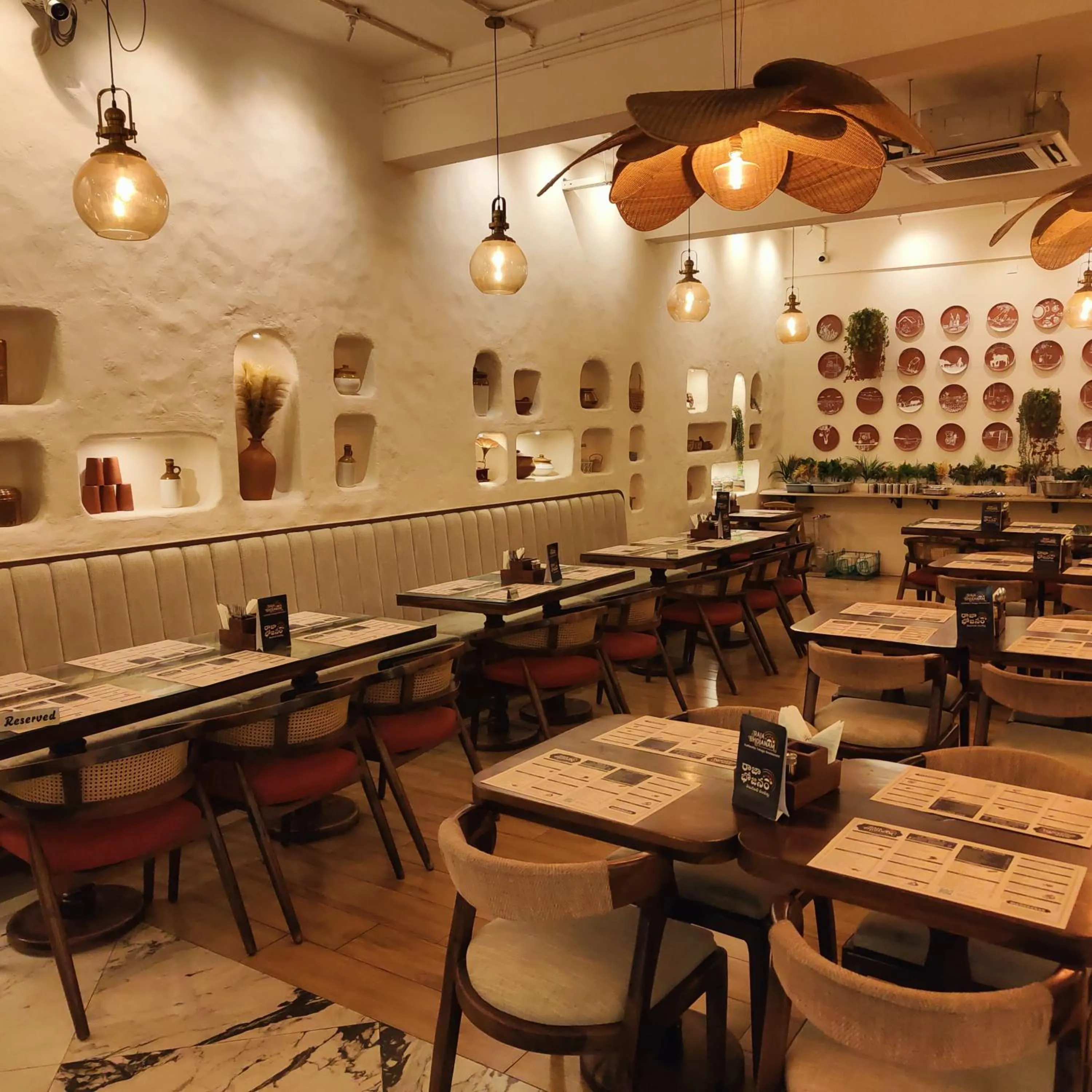 Restaurant/places to eat in Hotel TAAR TANGERINE Gachibowli