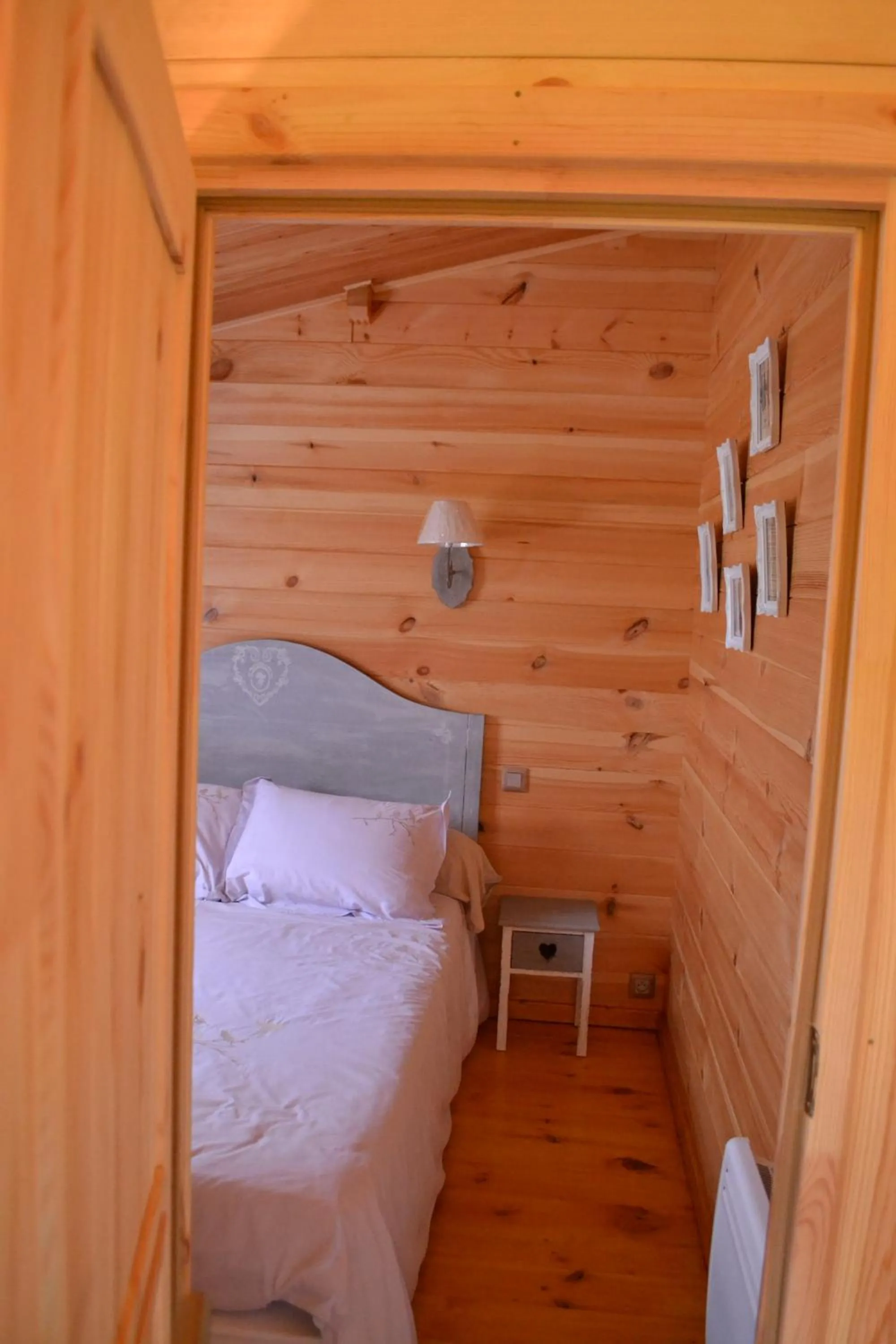 Photo of the whole room, Bed in Le Jardin des Pierres Brunes