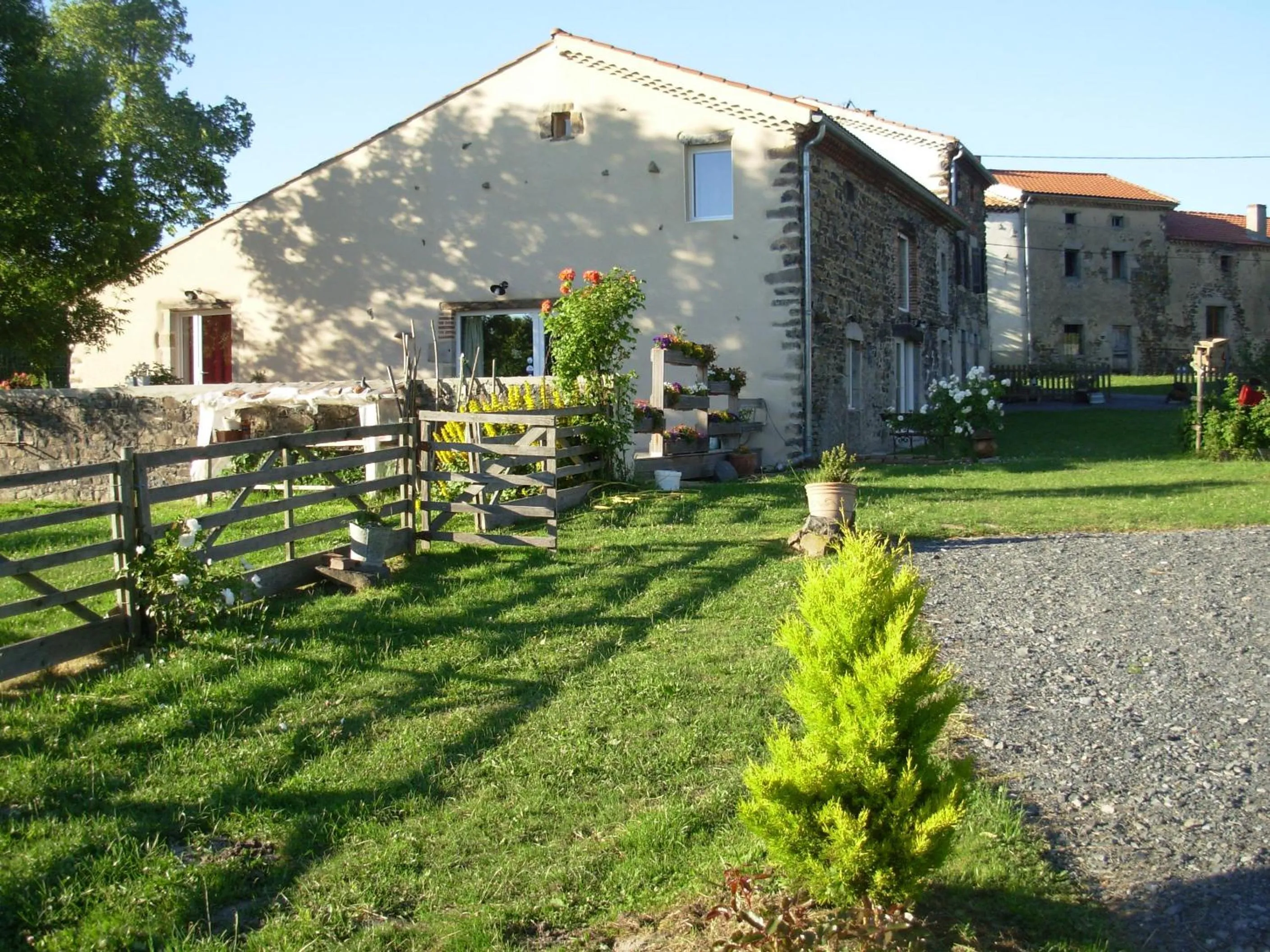 Facade/entrance in Le Jardin des Pierres Brunes