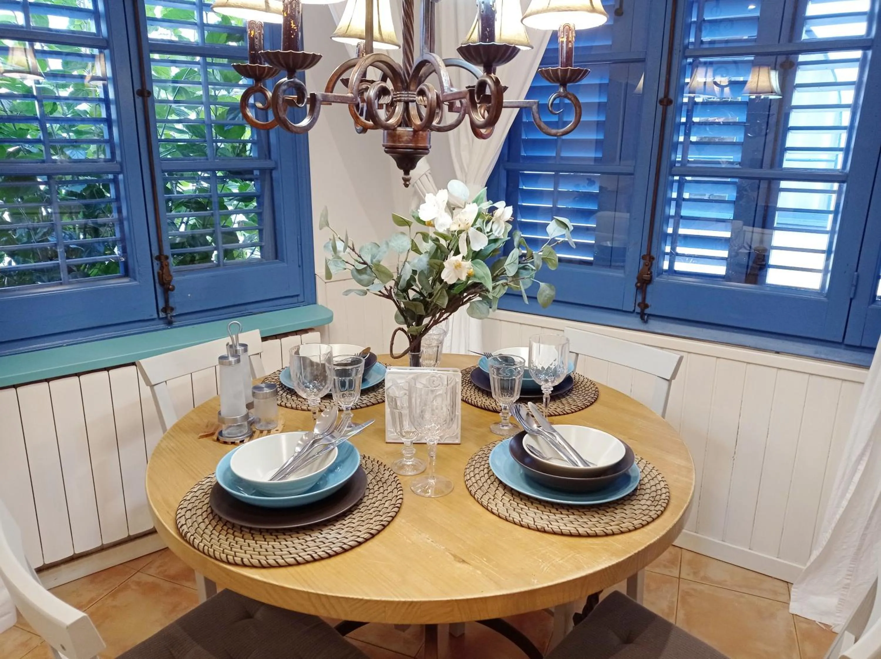 Dining area in Blue Home