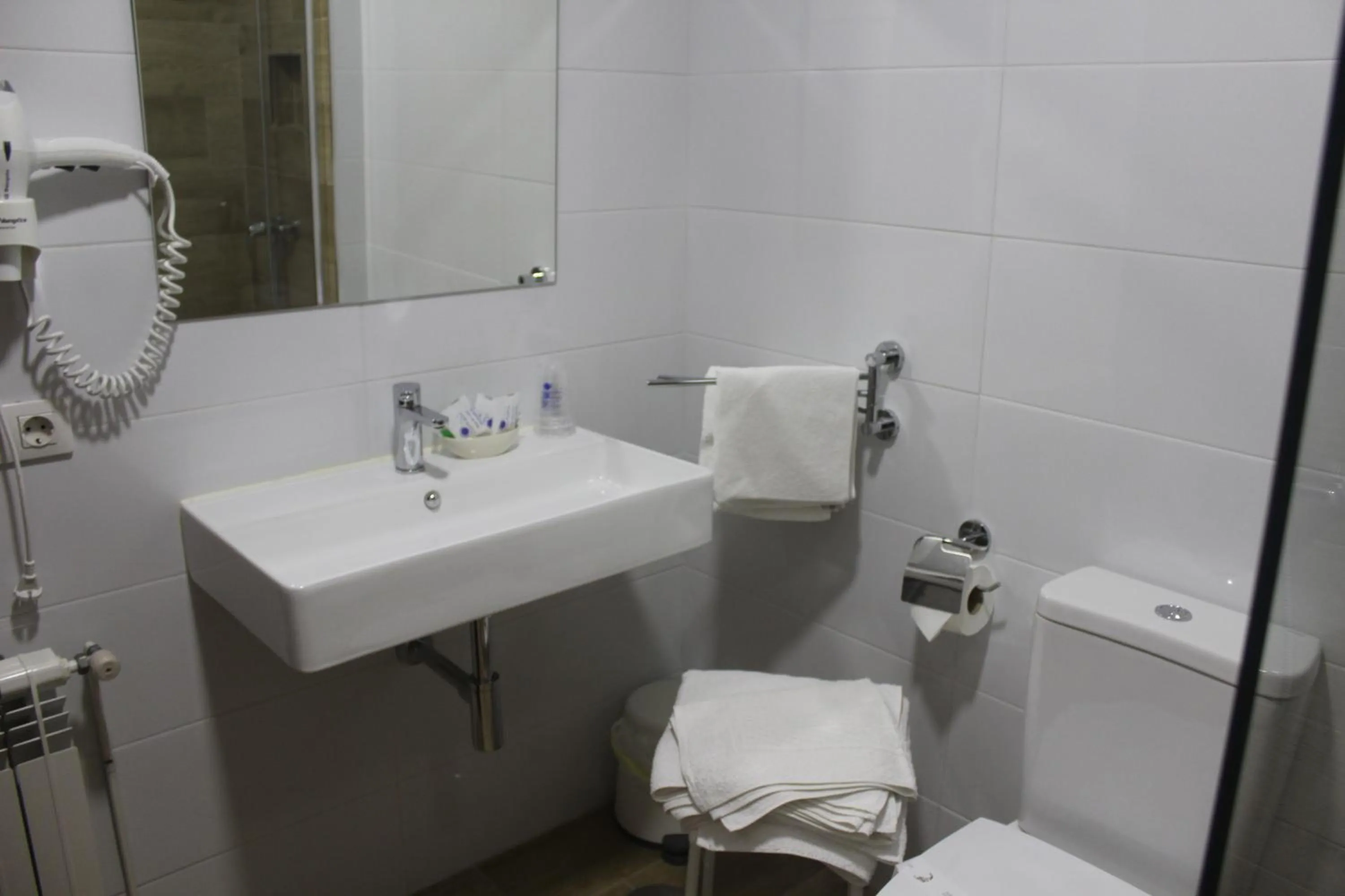 Shower in Hotel Playa de Sardiñeiro