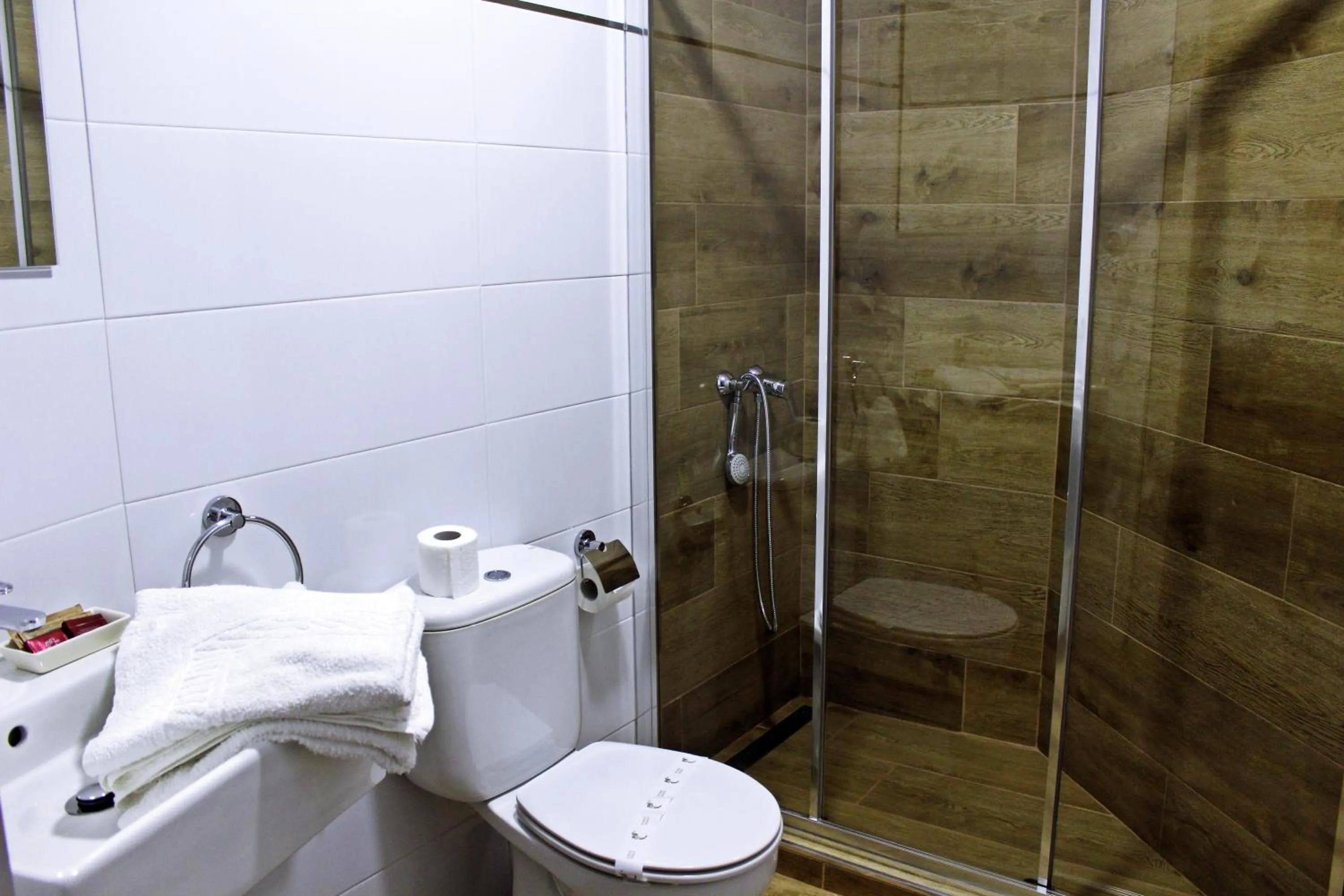 Shower in Hotel Playa de Sardiñeiro