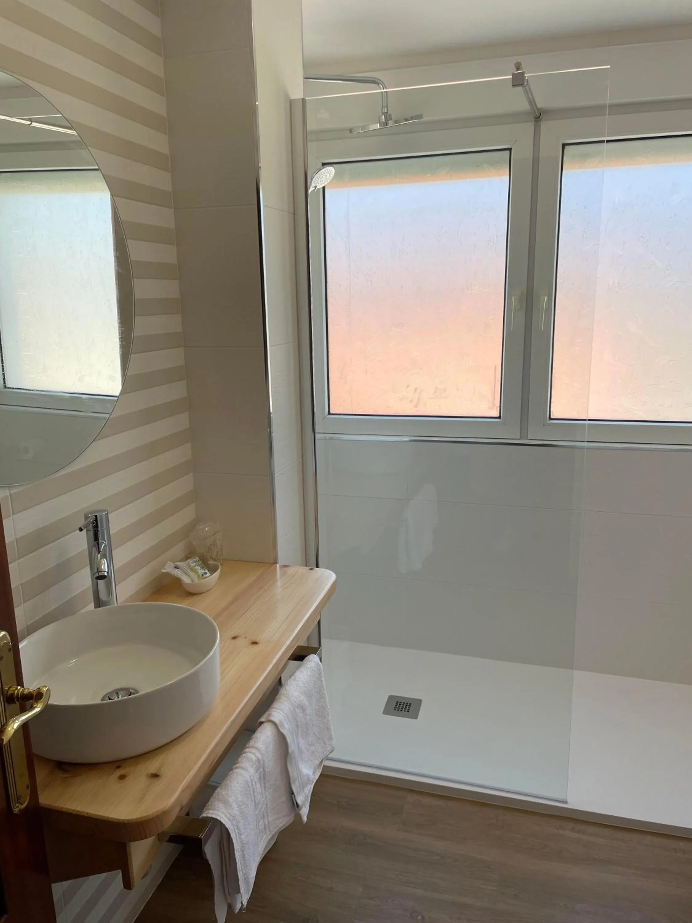 Shower in Hotel Playa de Sardiñeiro