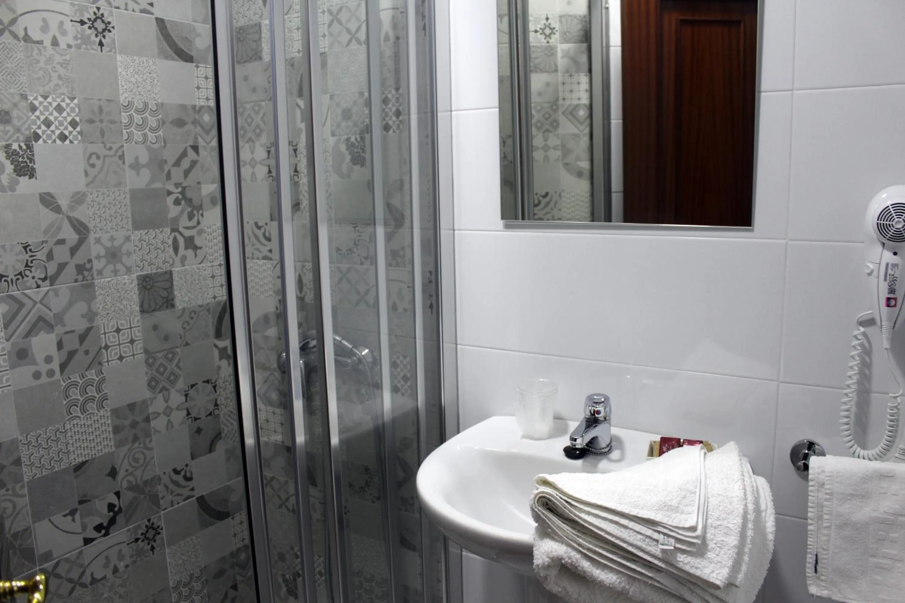 Shower in Hotel Playa de Sardiñeiro