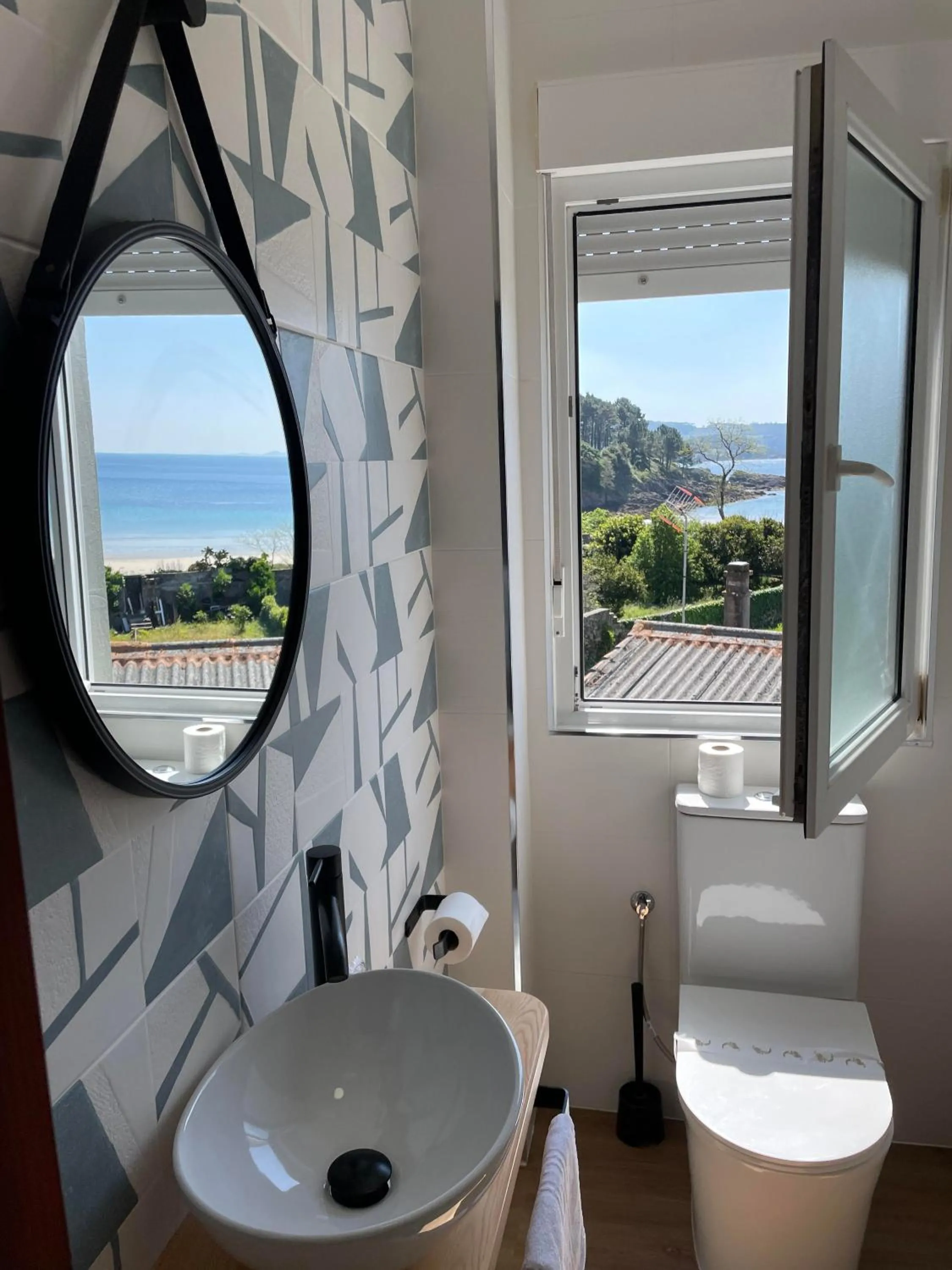 Toilet in Hotel Playa de Sardiñeiro