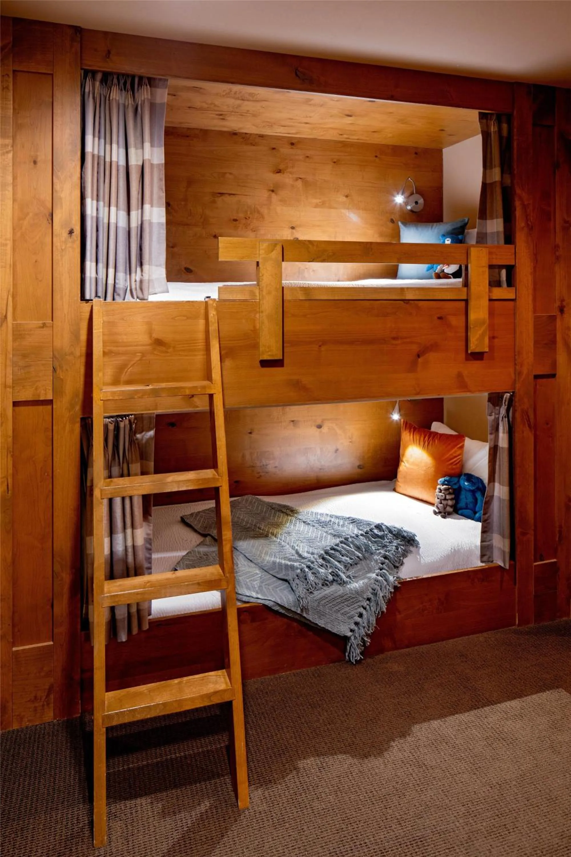 Photo of the whole room, Bed in Suncadia Resort