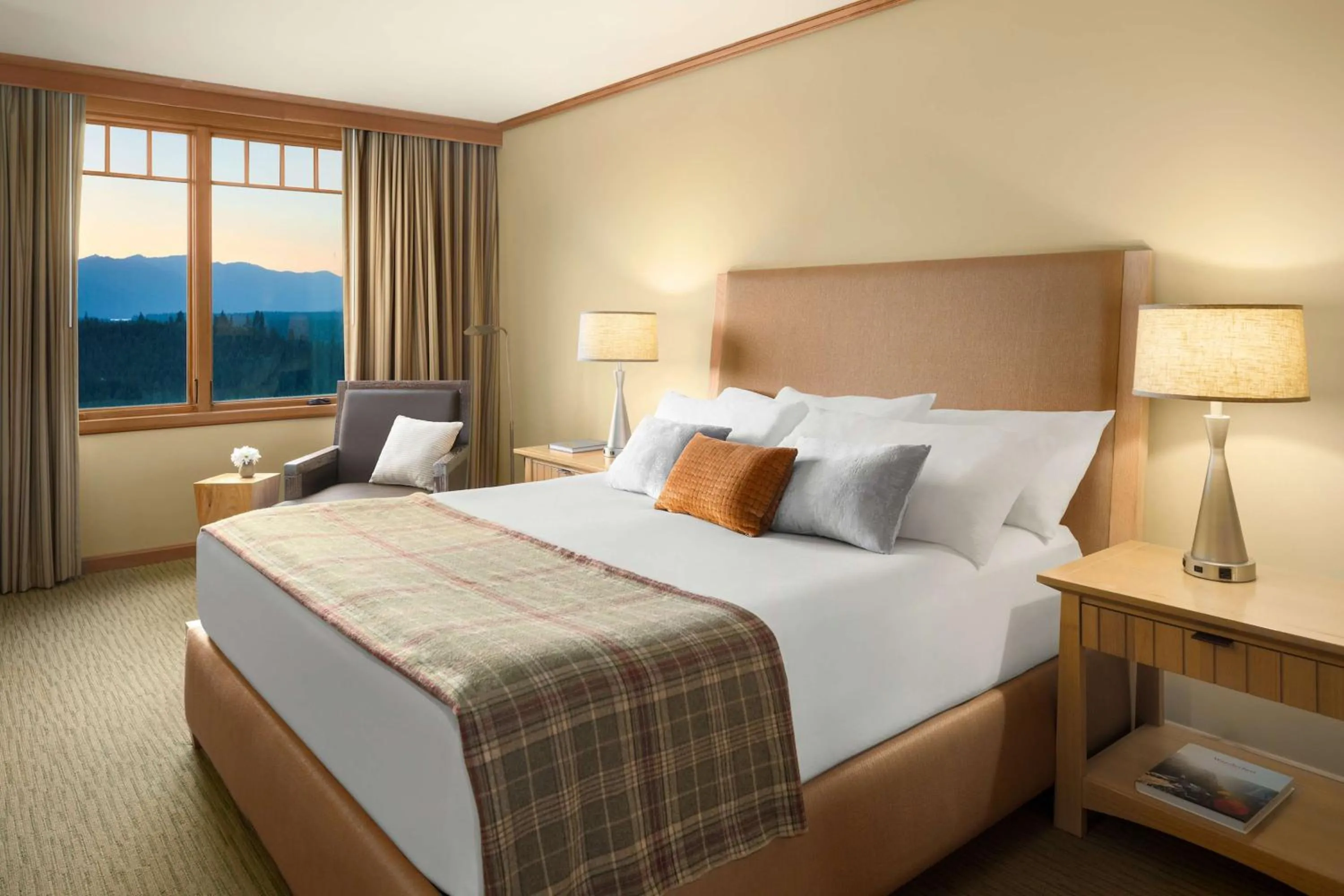 Photo of the whole room, Bed in Suncadia Resort