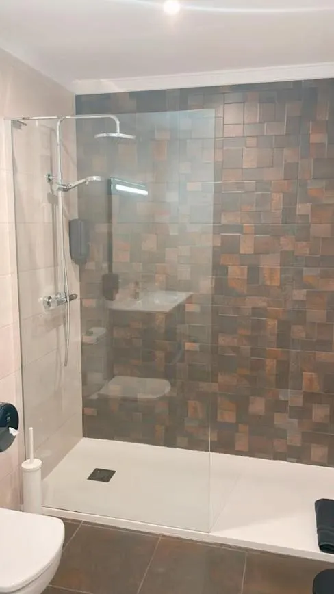 Shower in Casa Pazos, Pedrafita do Cebreiro