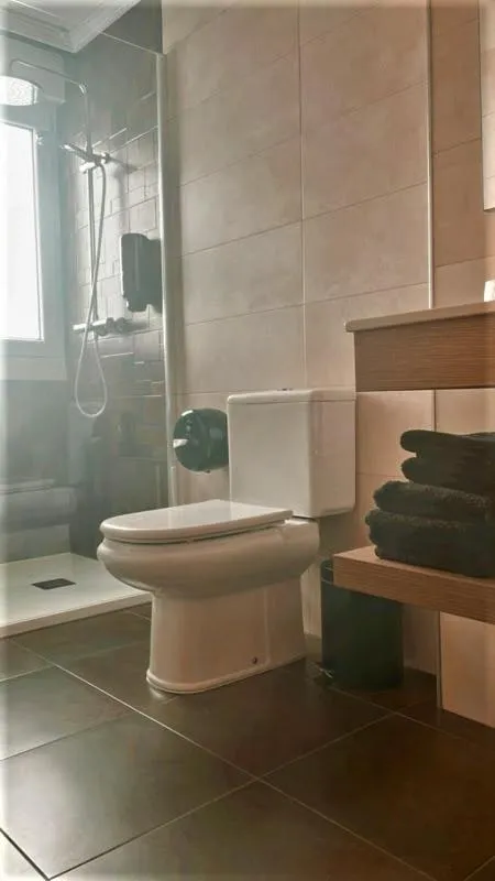 Shower in Casa Pazos, Pedrafita do Cebreiro