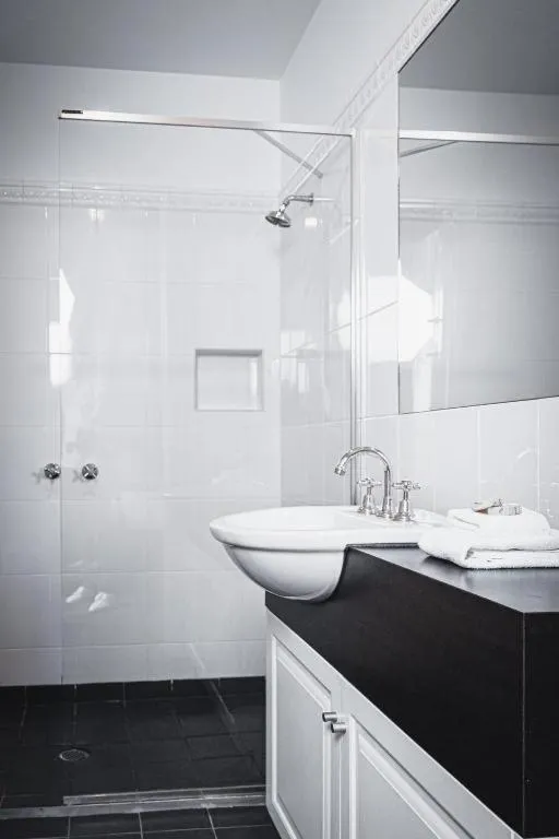 Bathroom in Hotel Bellinzona Daylesford