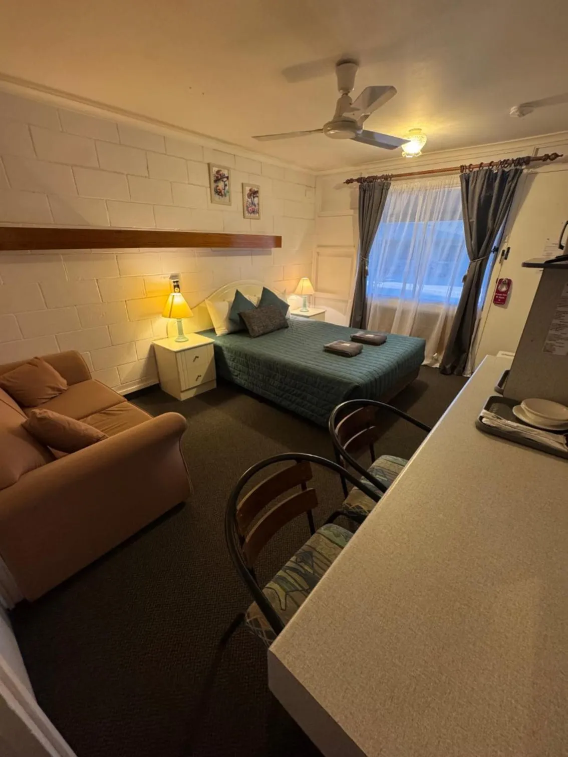 Bedroom in Warrego Motel