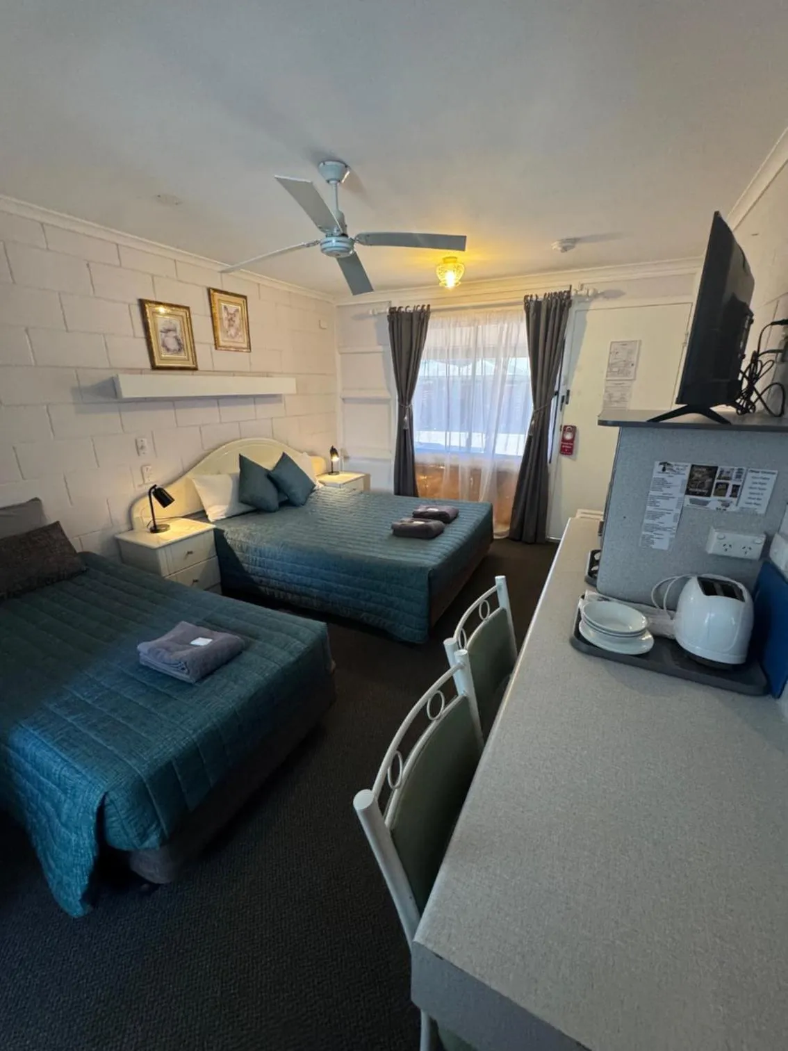 Photo of the whole room, Bed in Warrego Motel