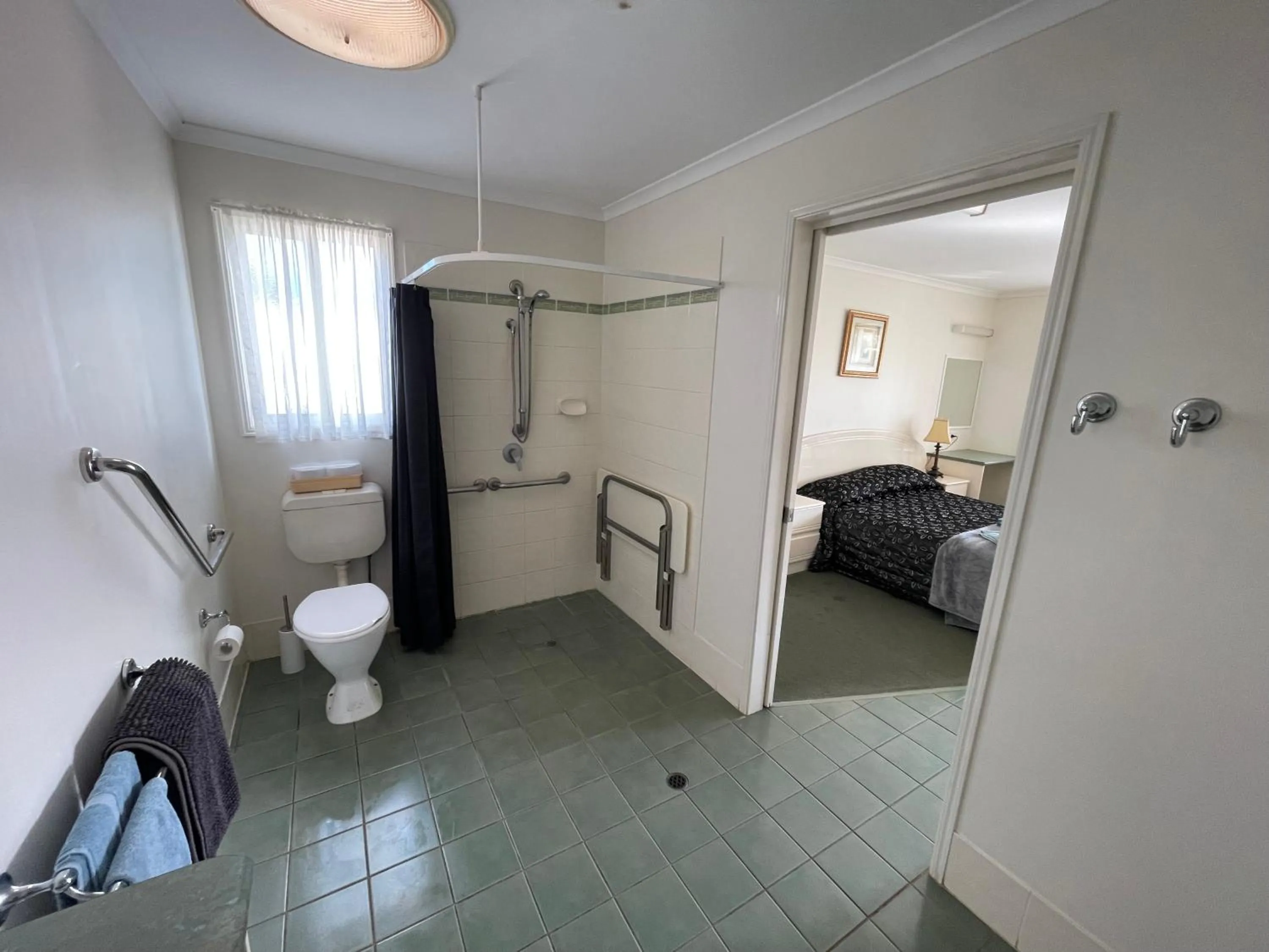 Bathroom, Bed in Warrego Motel
