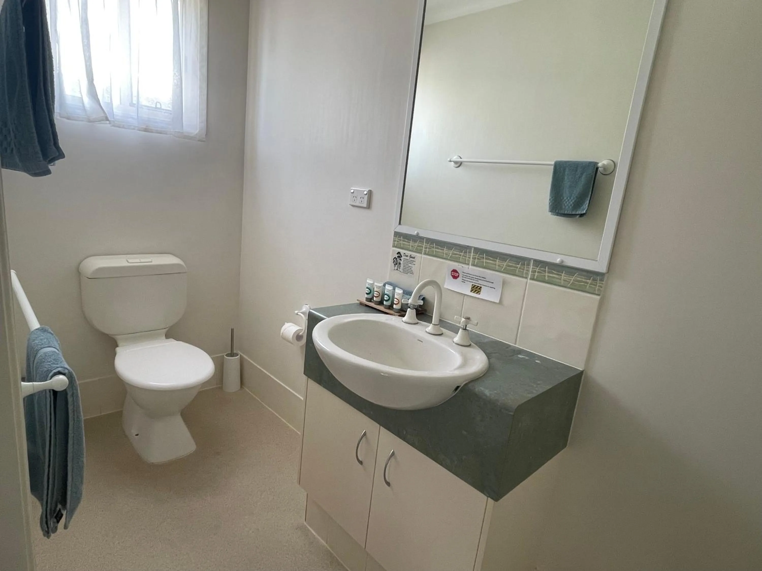 Bathroom in Warrego Motel