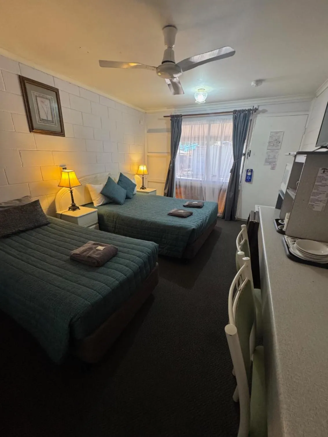 Photo of the whole room, Bed in Warrego Motel
