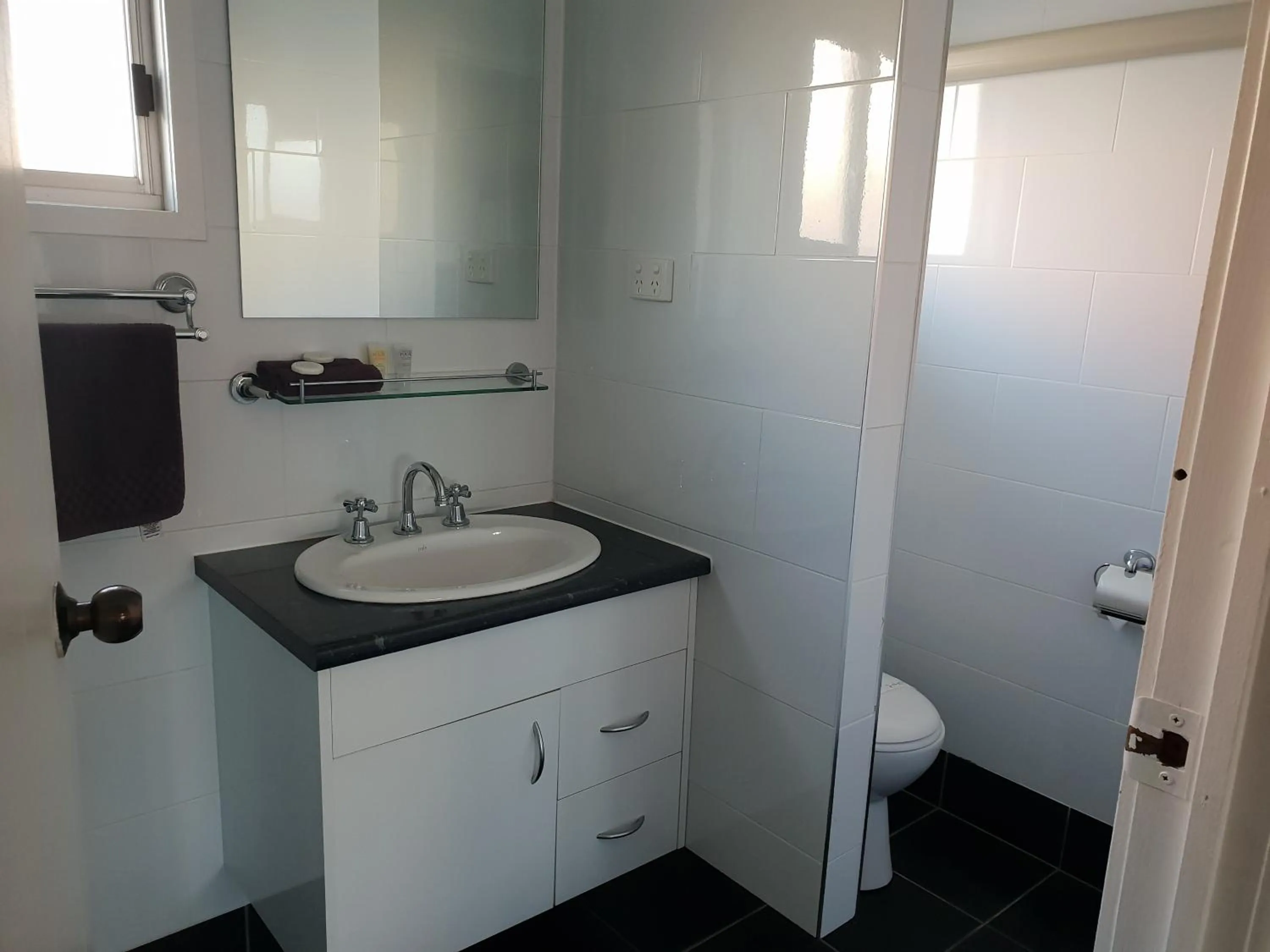 Bathroom in Warrego Motel