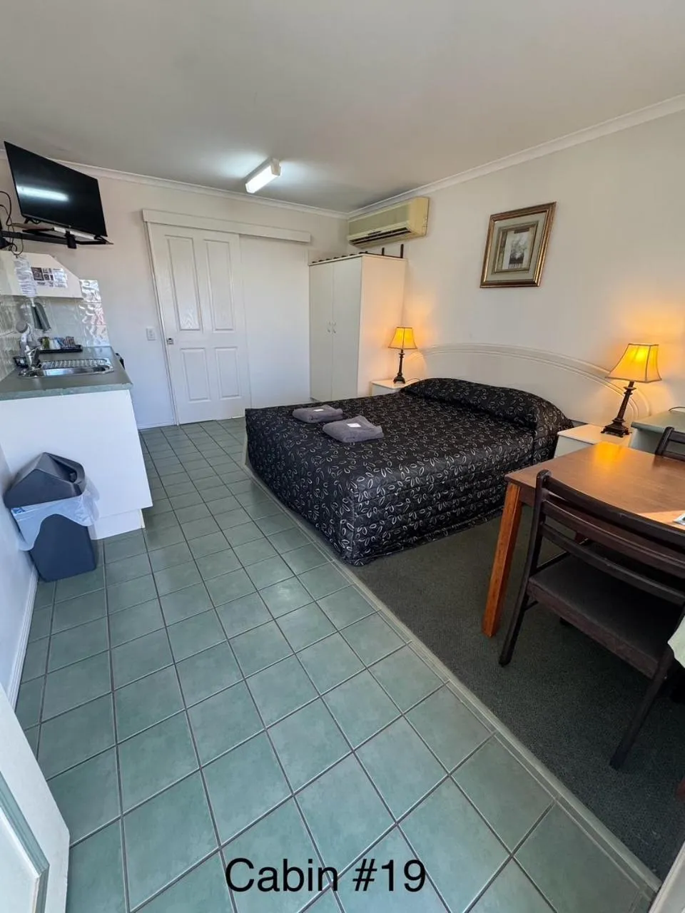 Photo of the whole room, Bed in Warrego Motel