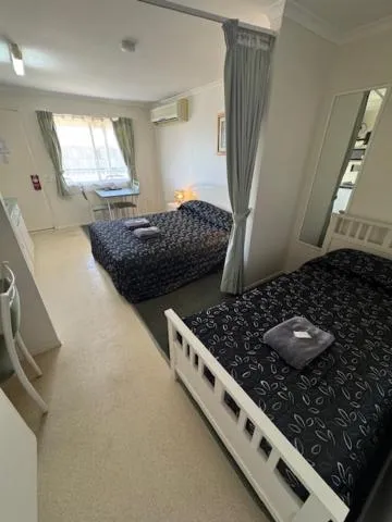 Photo of the whole room, Bed in Warrego Motel