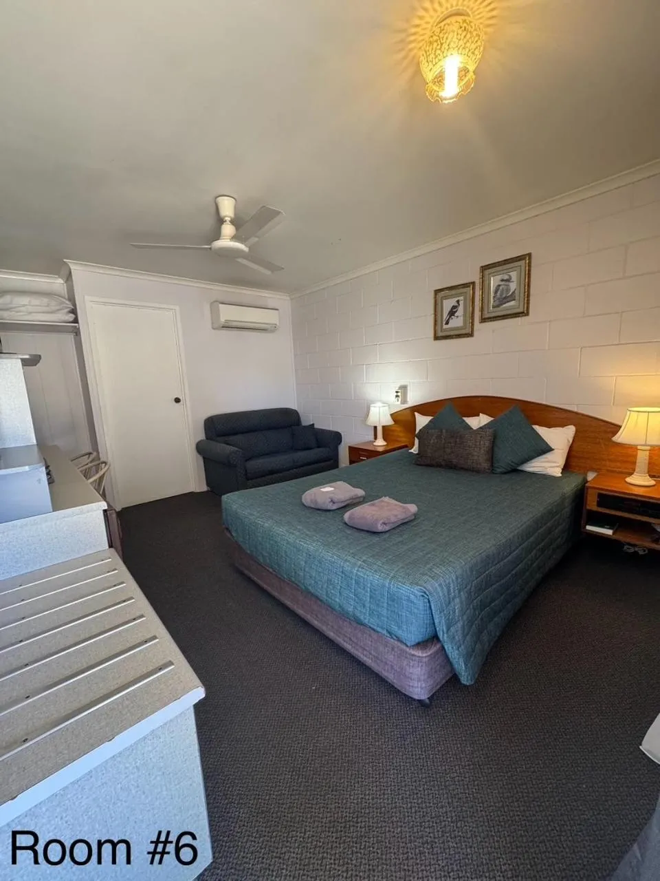 Photo of the whole room, Bed in Warrego Motel