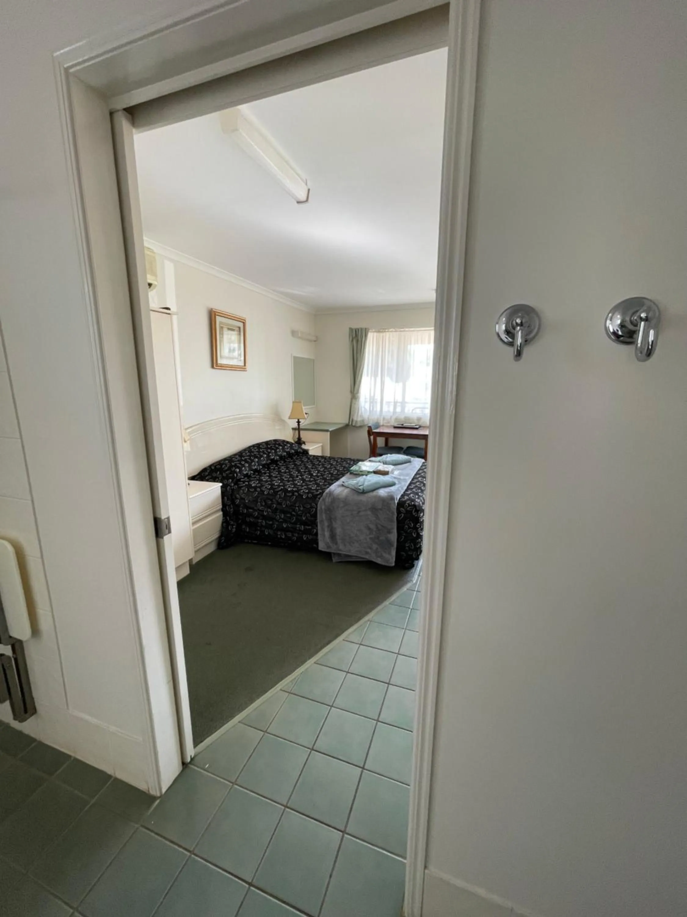 Photo of the whole room, Bed in Warrego Motel