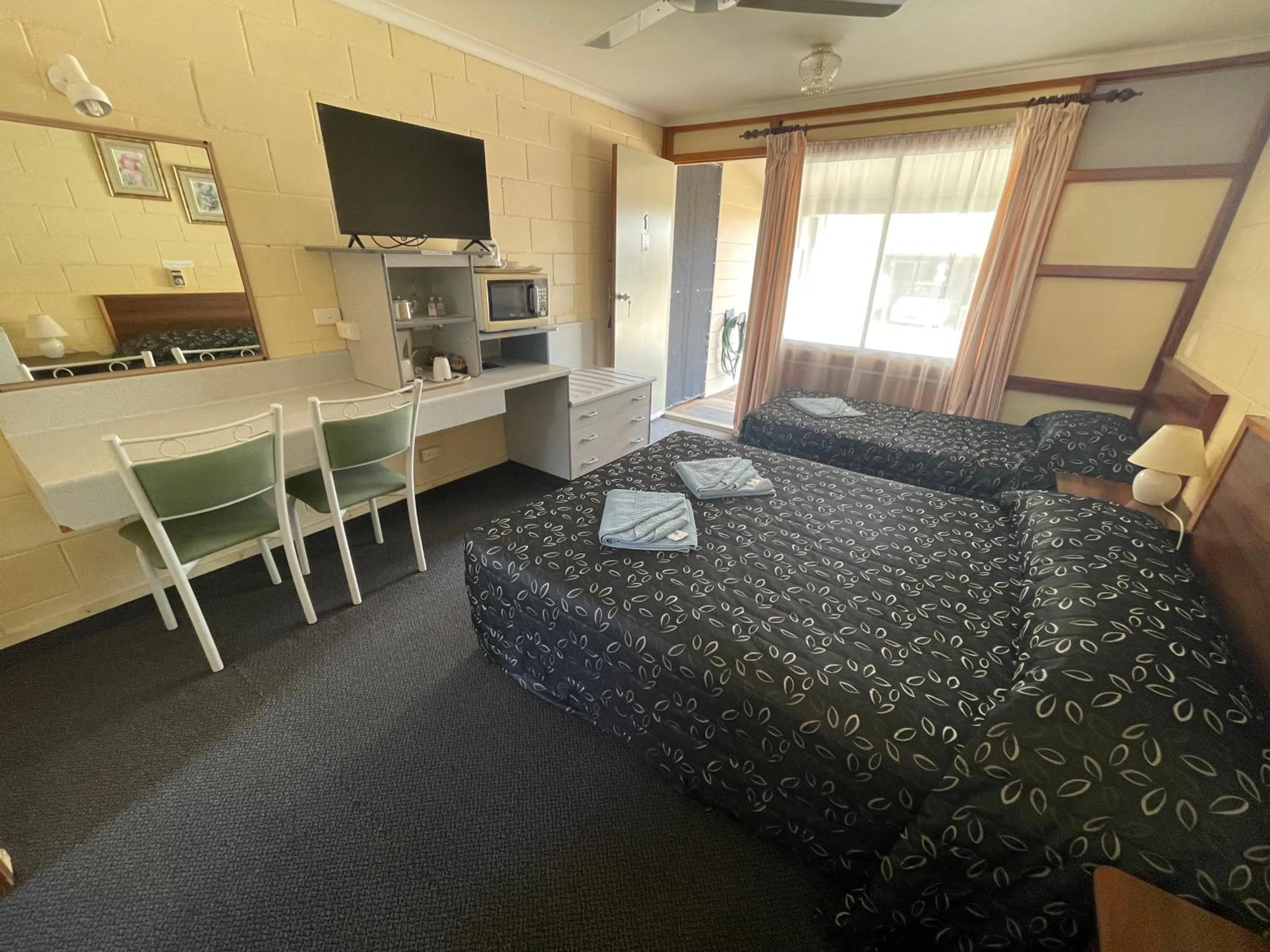 Photo of the whole room, Bed in Warrego Motel