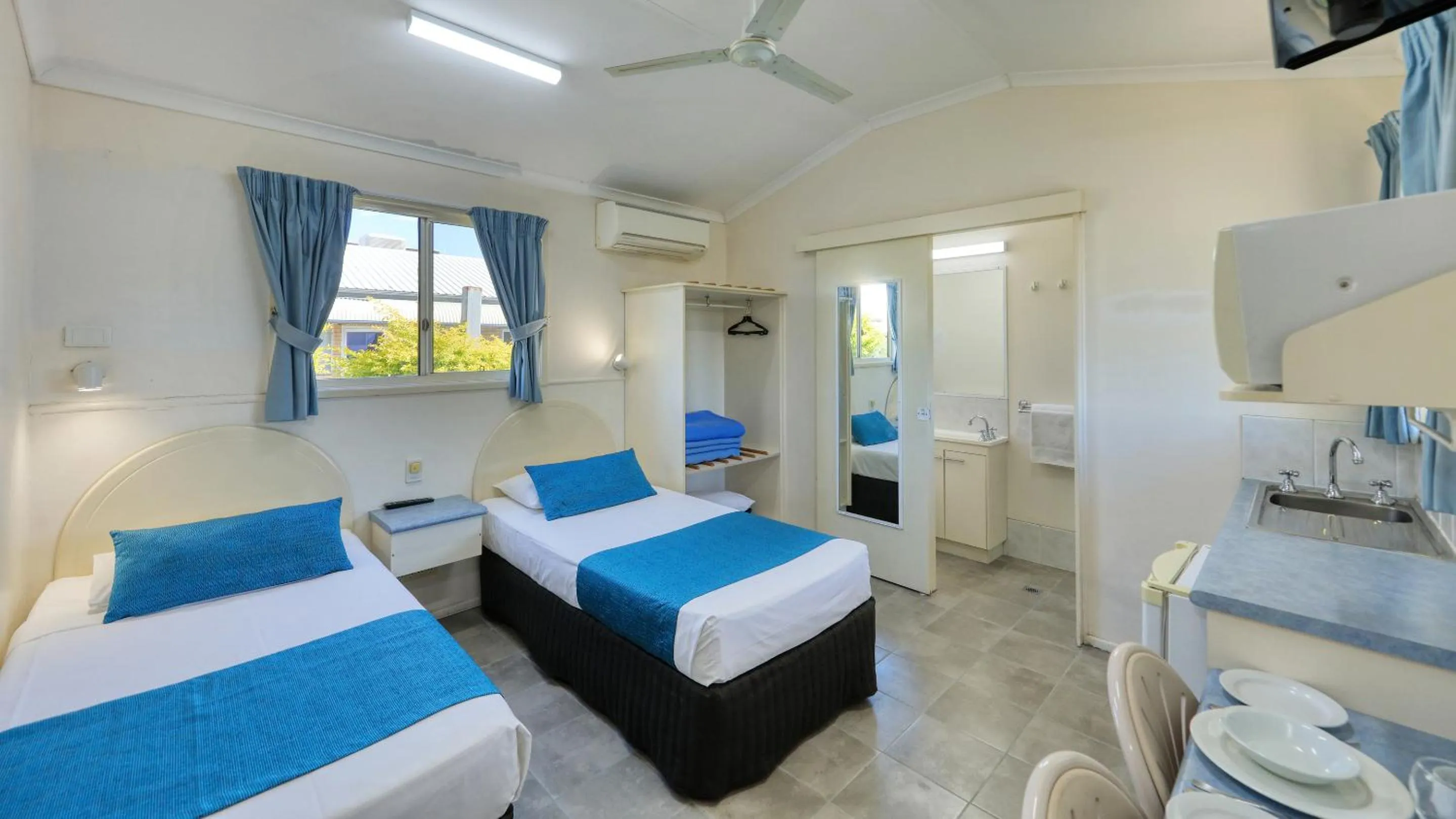 Photo of the whole room, Bed in 22 On Bowen