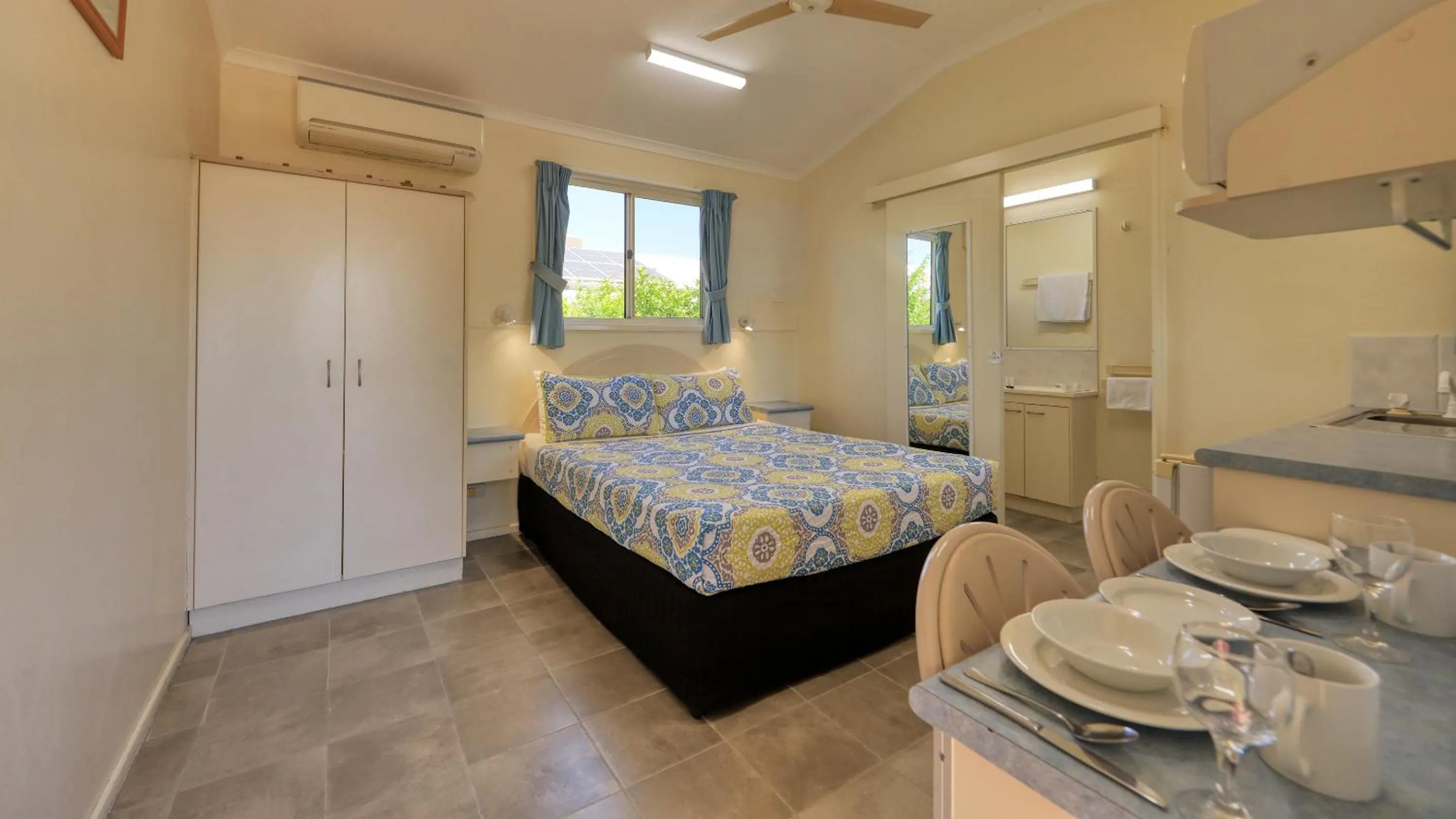 Photo of the whole room, Bed in 22 On Bowen