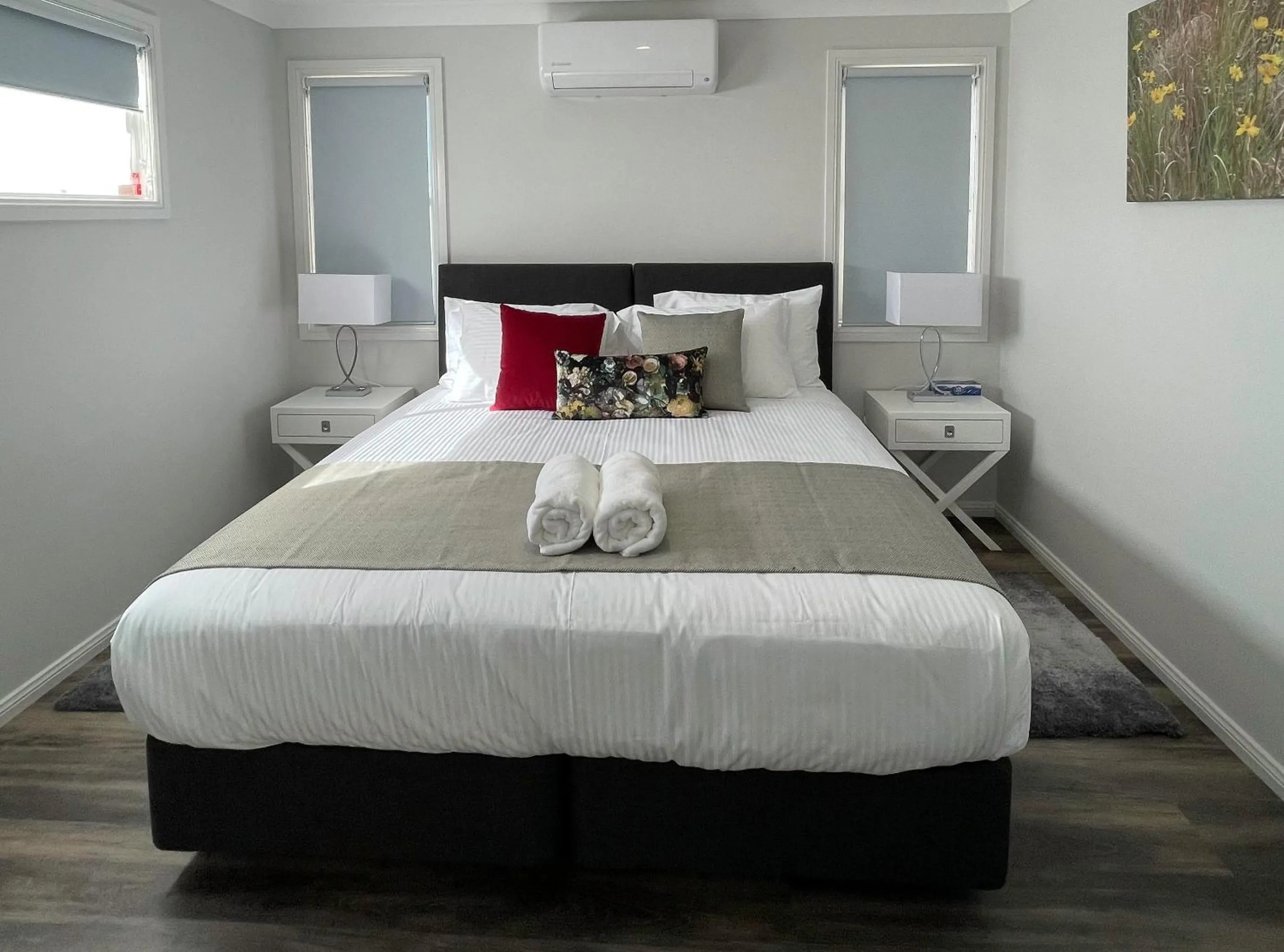 Bedroom, Bed in Apple Blossom Cottages