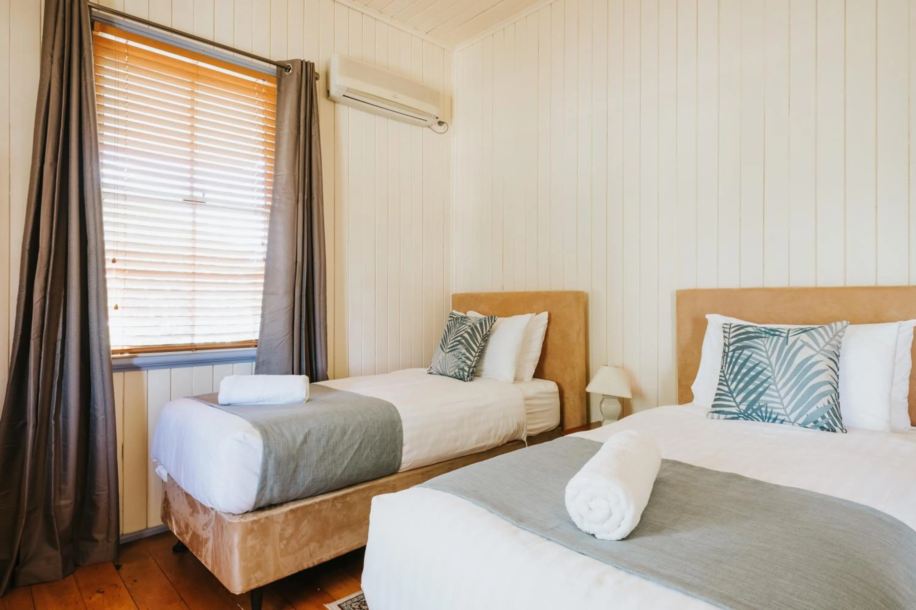 Bedroom, Bed in Apple Blossom Cottages