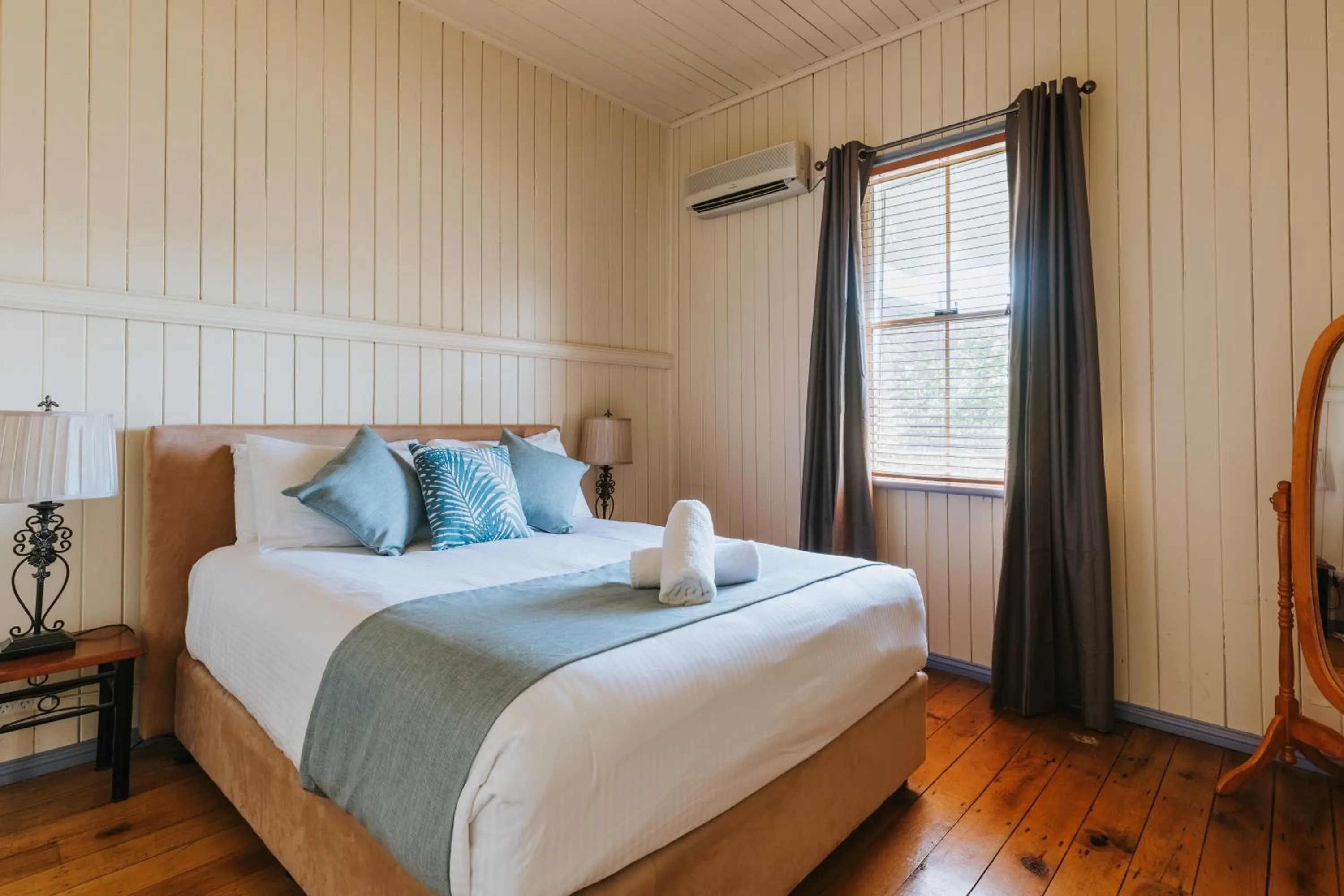 Bedroom, Bed in Apple Blossom Cottages