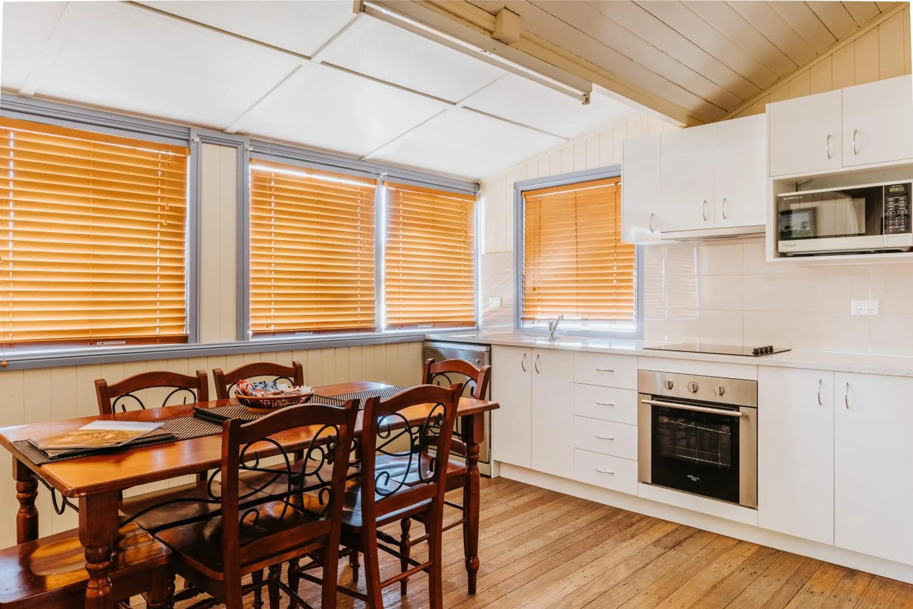 Kitchen or kitchenette in Apple Blossom Cottages