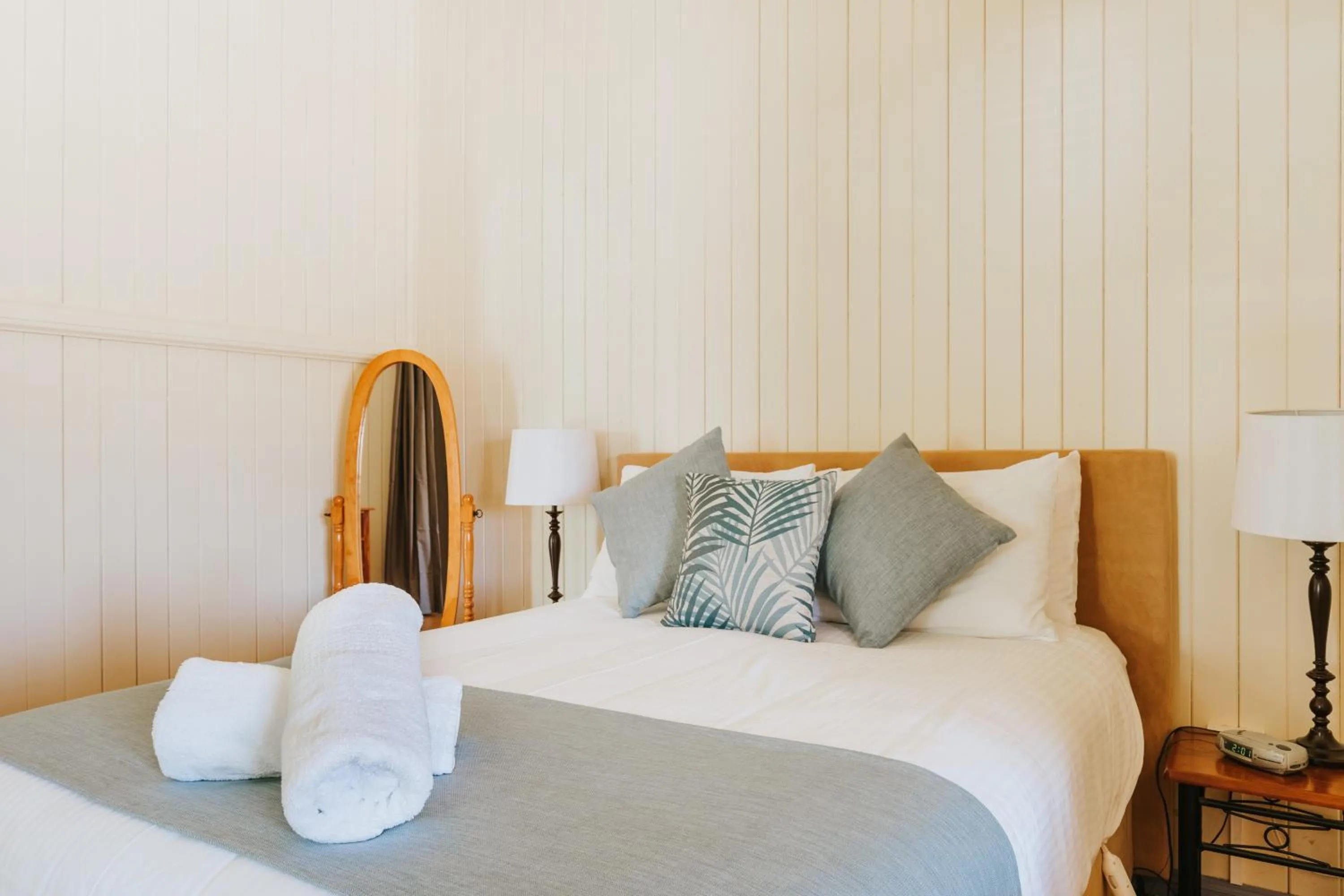 Bedroom, Bed in Apple Blossom Cottages