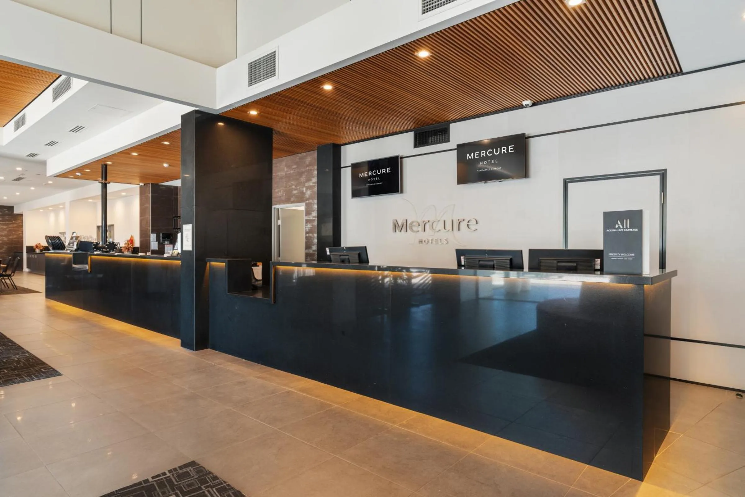 Lobby or reception in Mercure Newcastle Airport