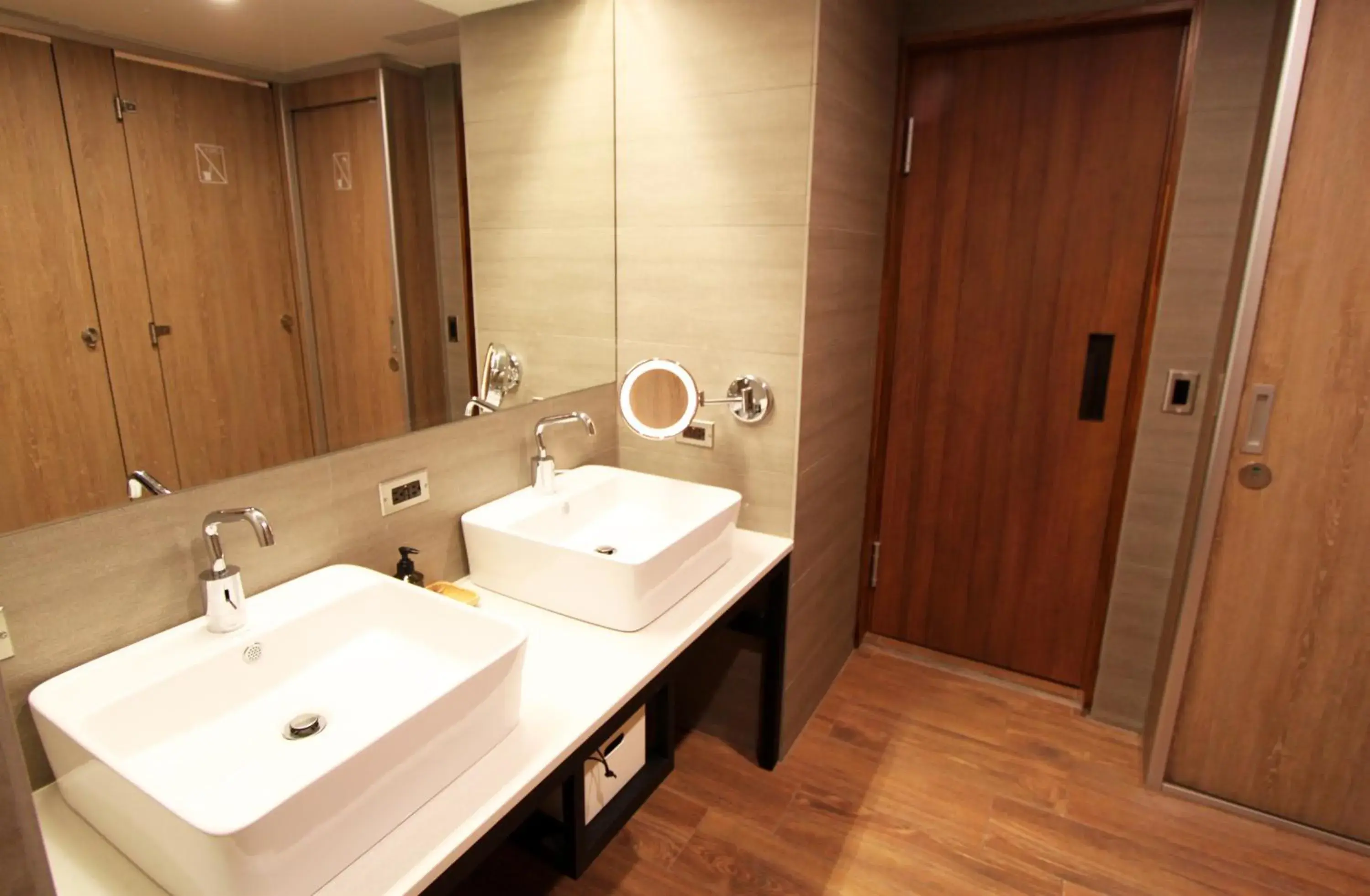 Toilet, Bathroom in Daan Park Hotel