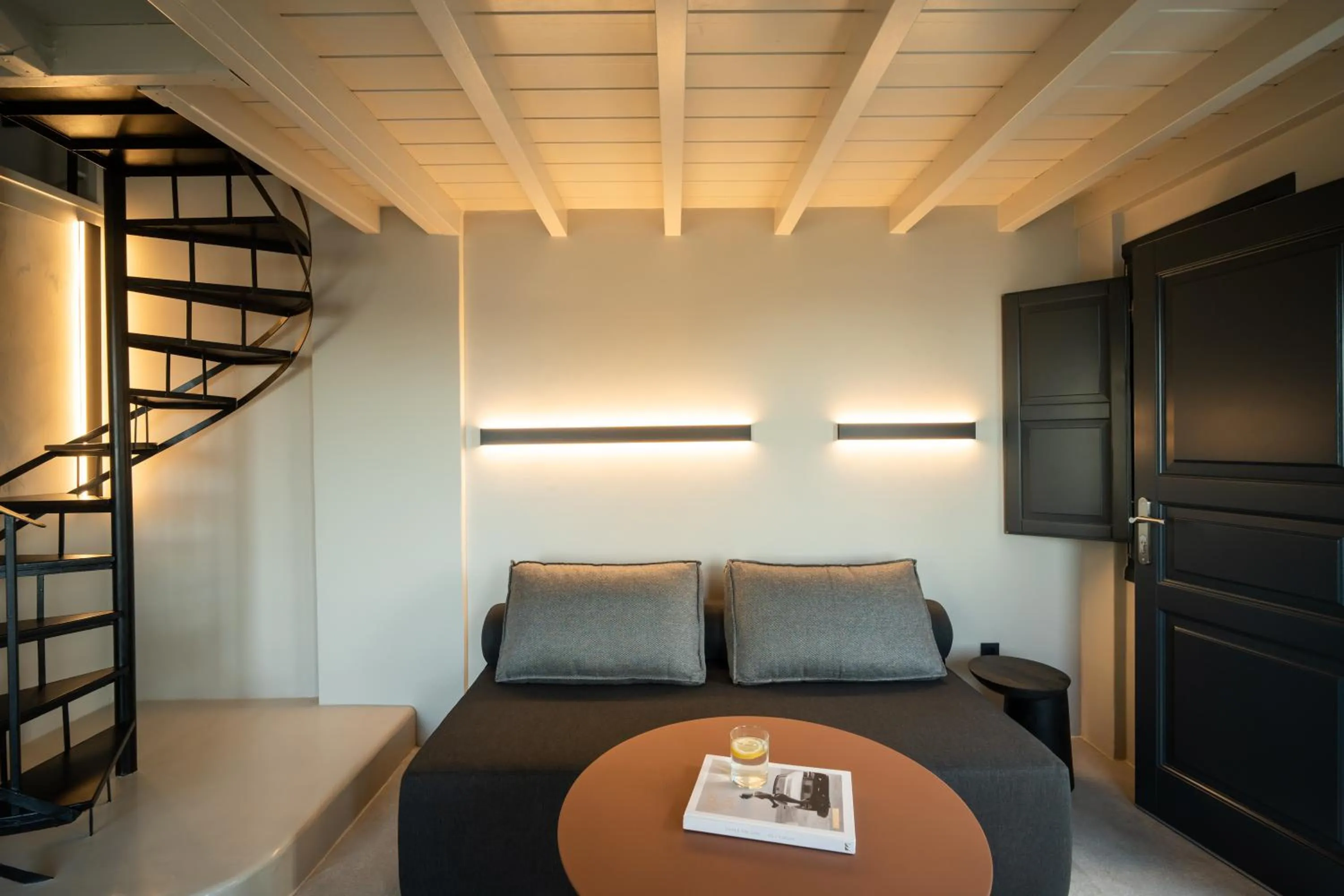 Photo of the whole room, Bed in Black Diamond Suites