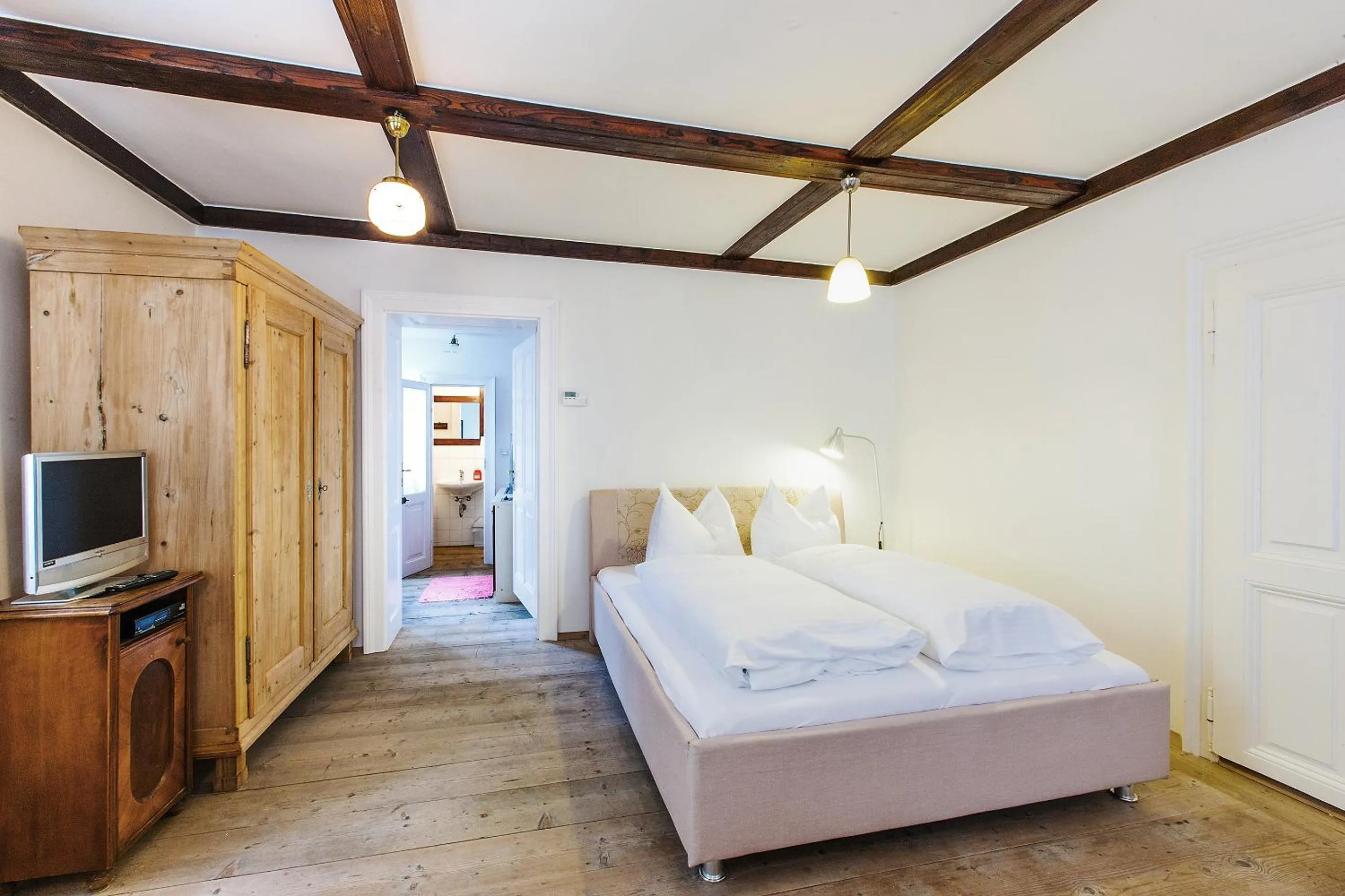 Photo of the whole room, Bed in Stadthaus Mariazell
