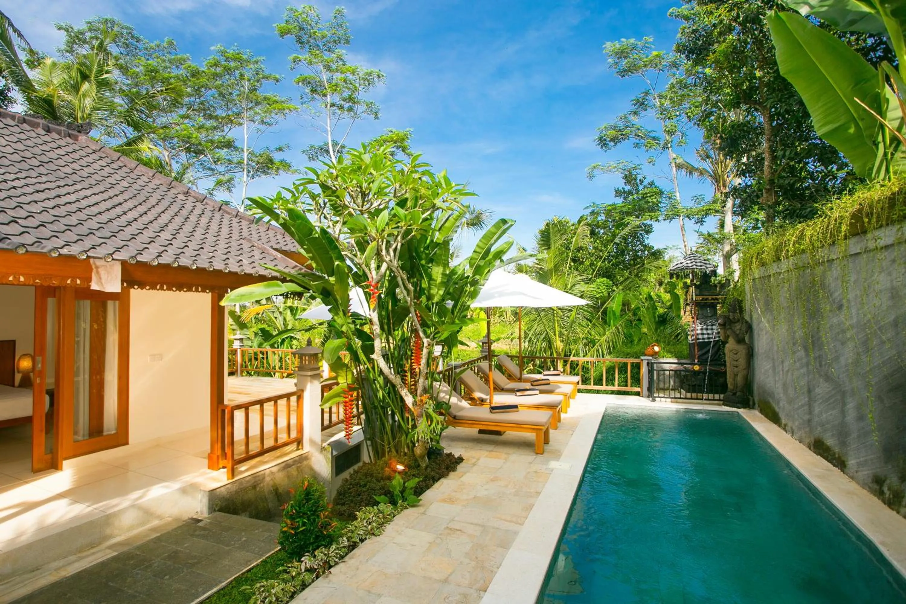Swimming pool in Pesantian Villa and Warung